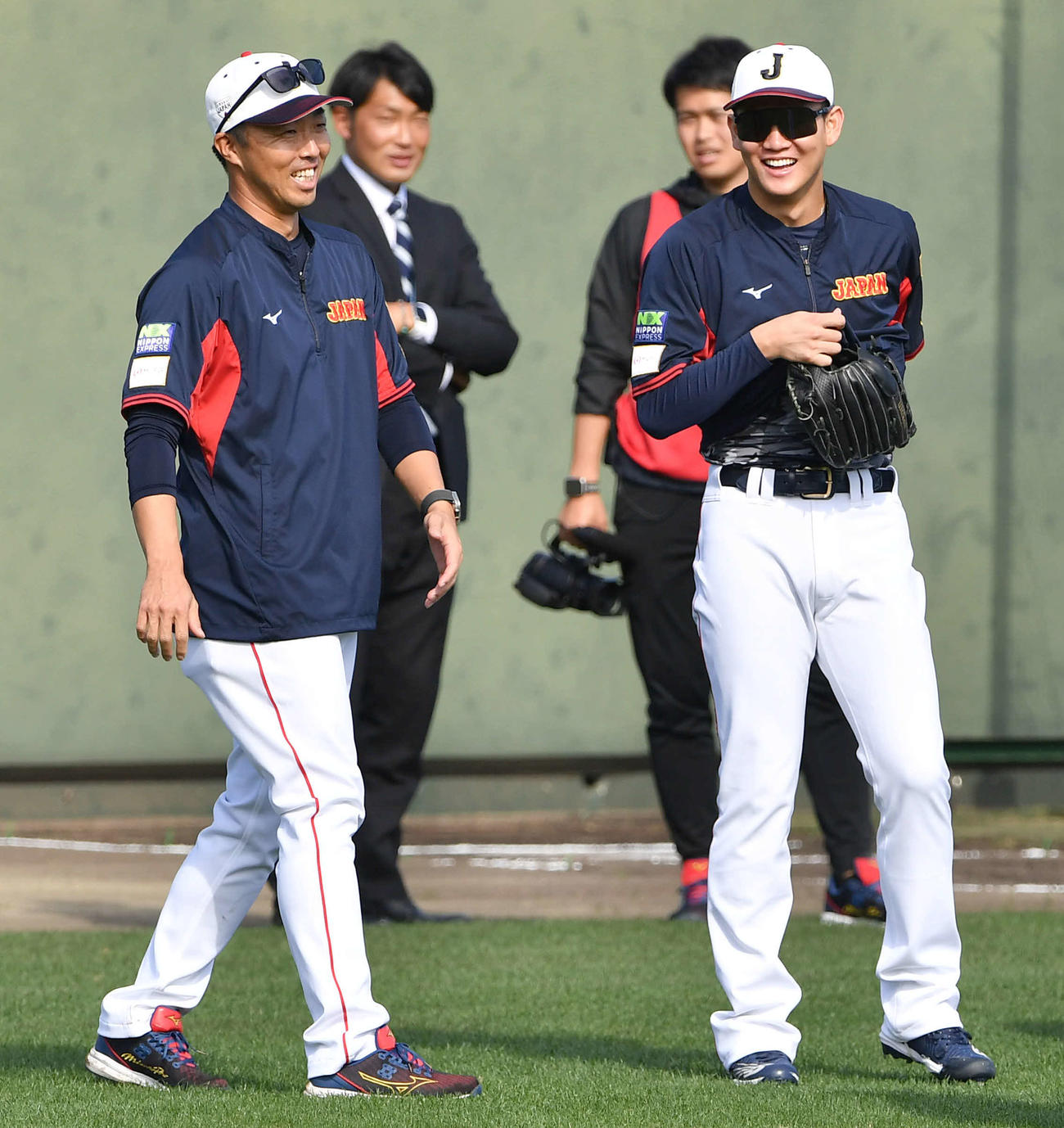 吉見コーチ（左）と談笑する及川（撮影・岩下翔太）