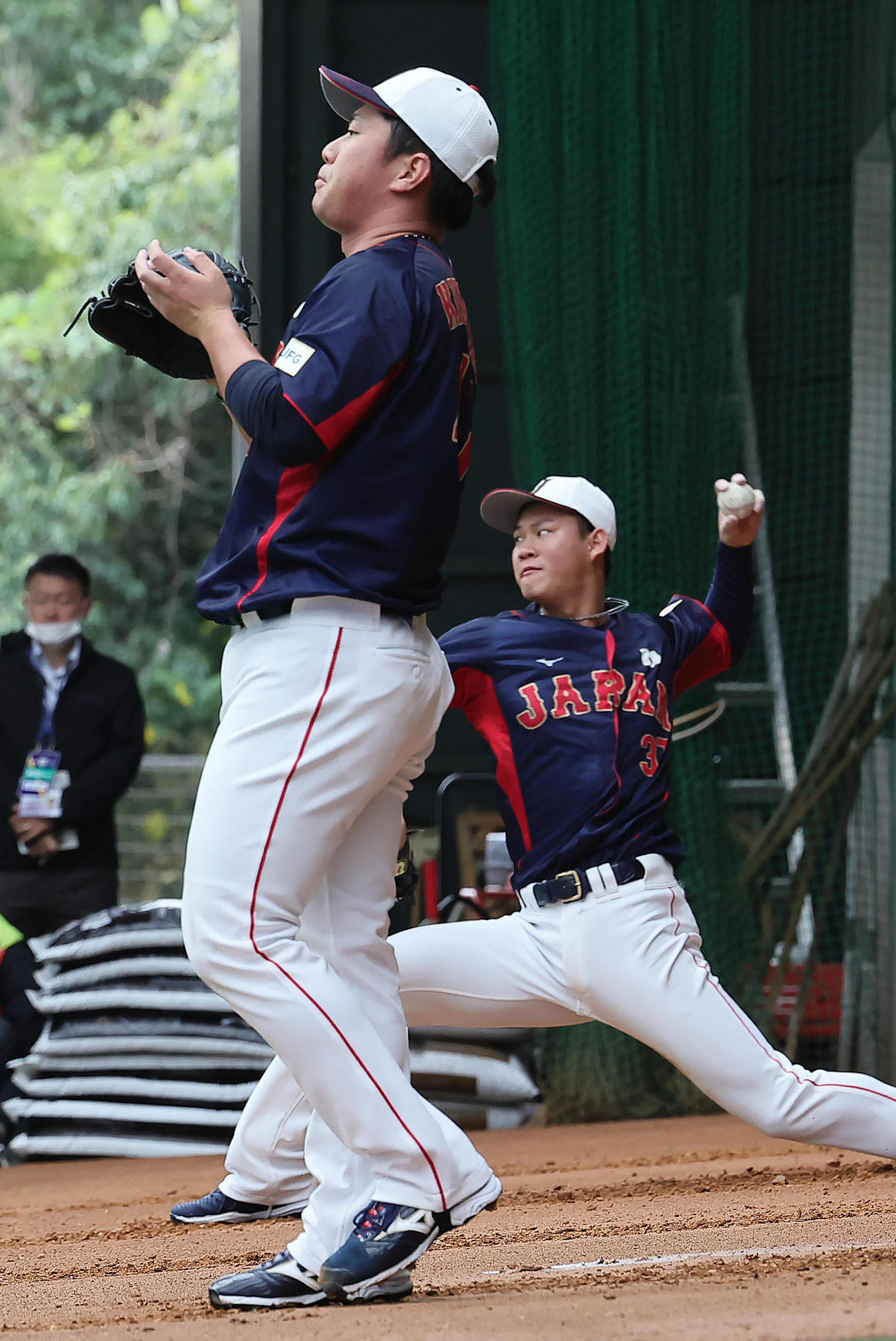 ブルペン投球する桐敷（左）と及川（撮影・足立雅史）