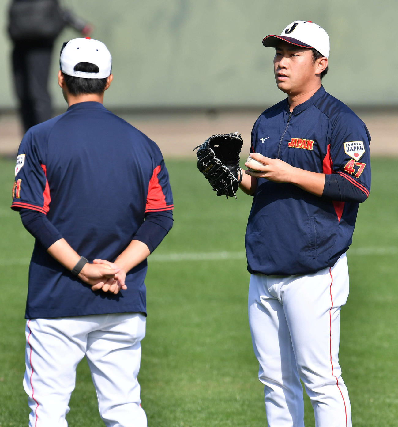 キャッチボール中に吉見コーチ（左）と話す桐敷（撮影・岩下翔太）