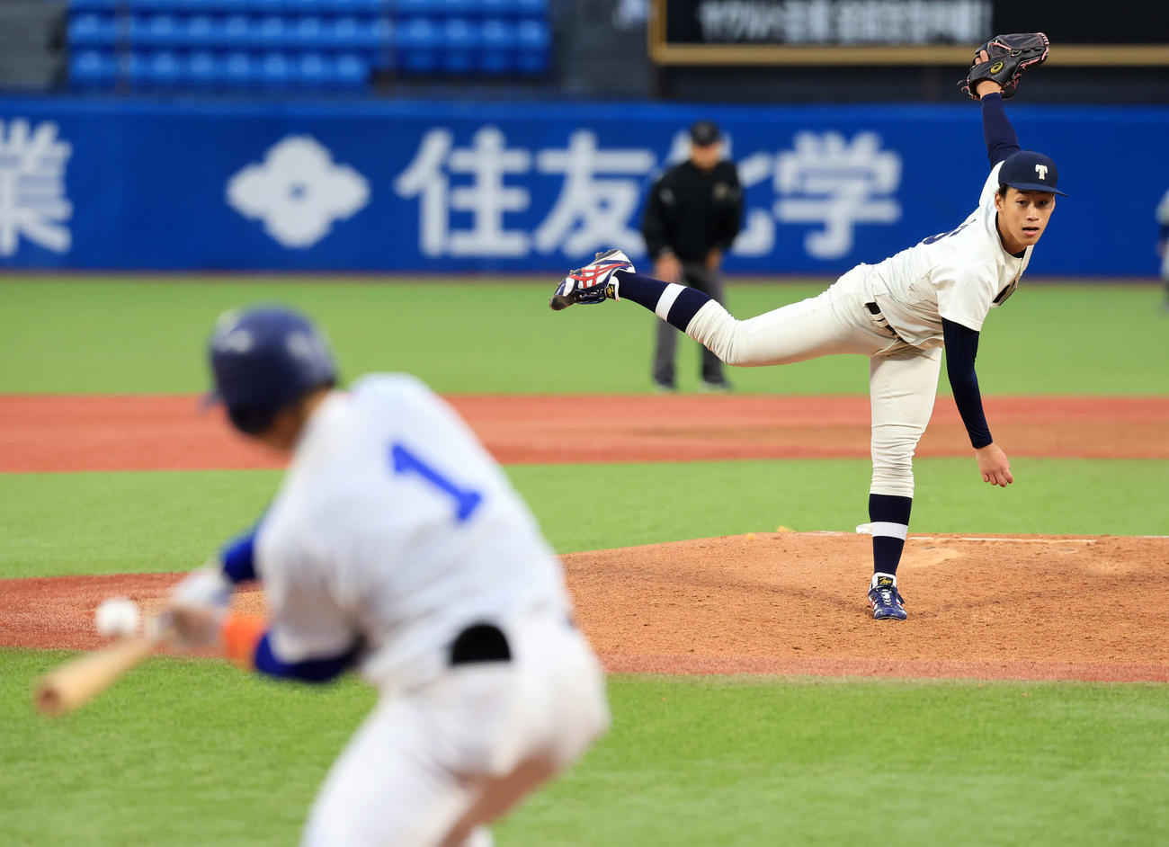 東洋大対駒大　4回裏駒大無死、打者岩本に投げ込む岩崎（撮影・浅見桂子）