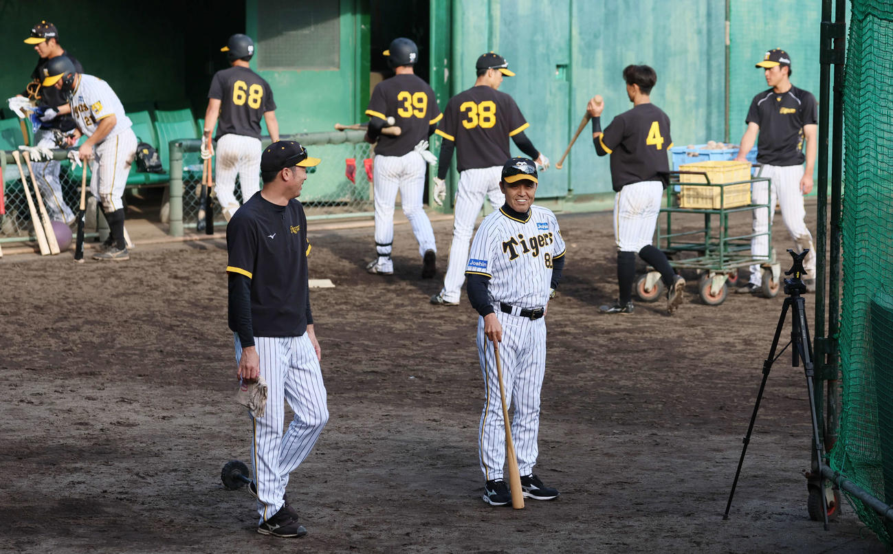 笑顔でナインの練習を見守る岡田監督（撮影・加藤哉）