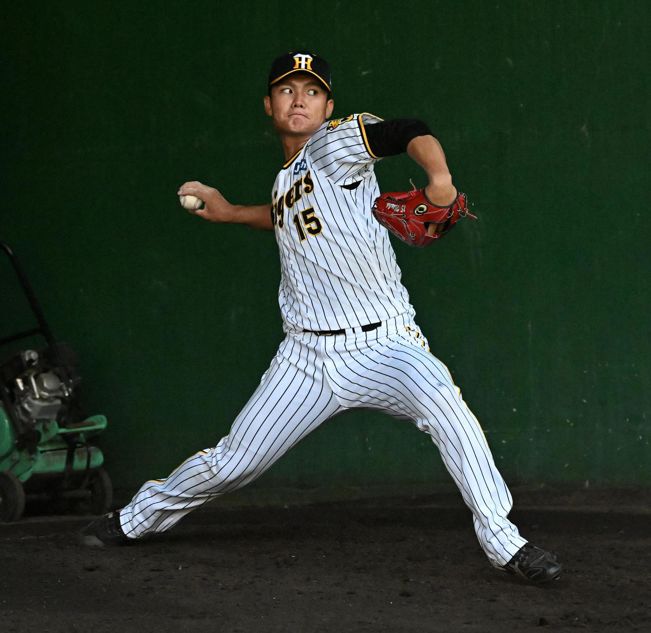 ブルペンで投球練習を行う西純（撮影・前岡正明）