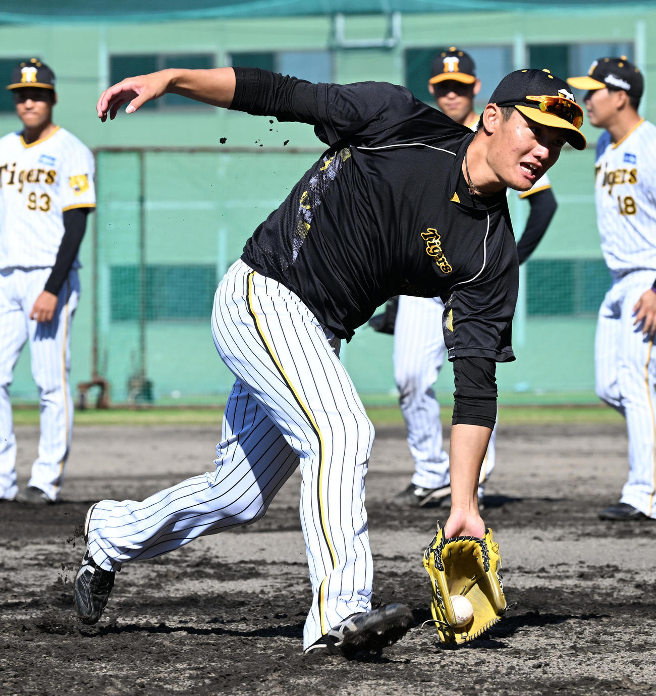投内連係を行う西純（撮影・前岡正明）
