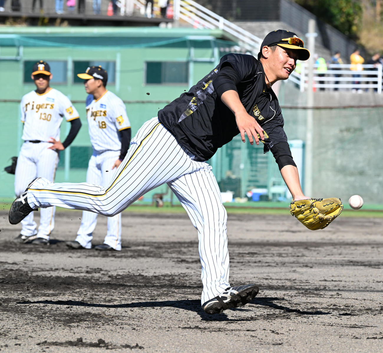 投内連係を行う西純（撮影・前岡正明）