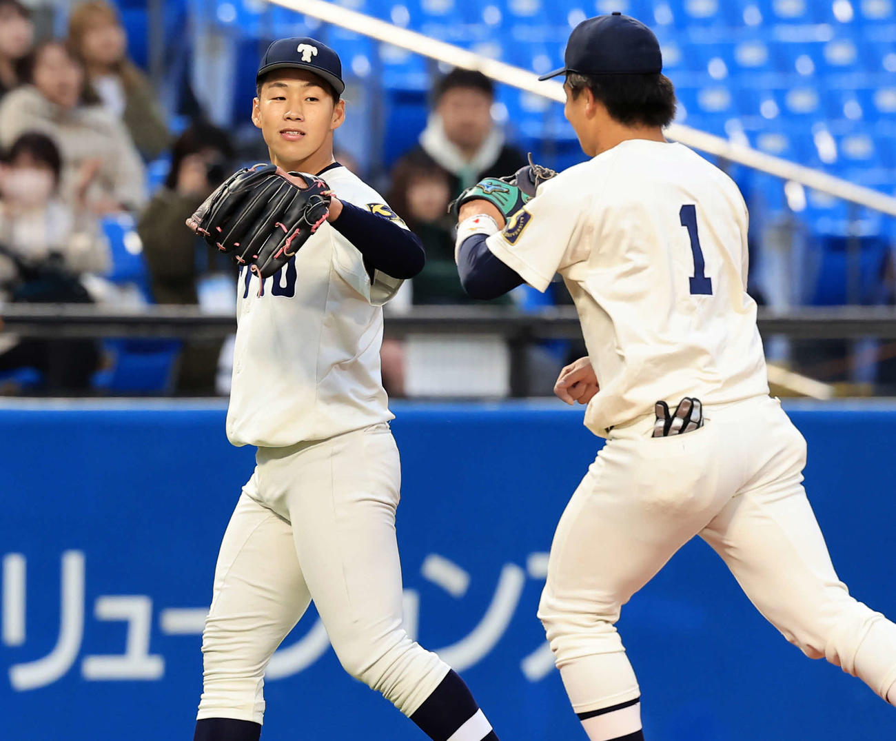 東洋大対駒大　3回裏駒大の攻撃を抑え、水谷（手前）とハイタッチする岩崎（撮影・浅見桂子）
