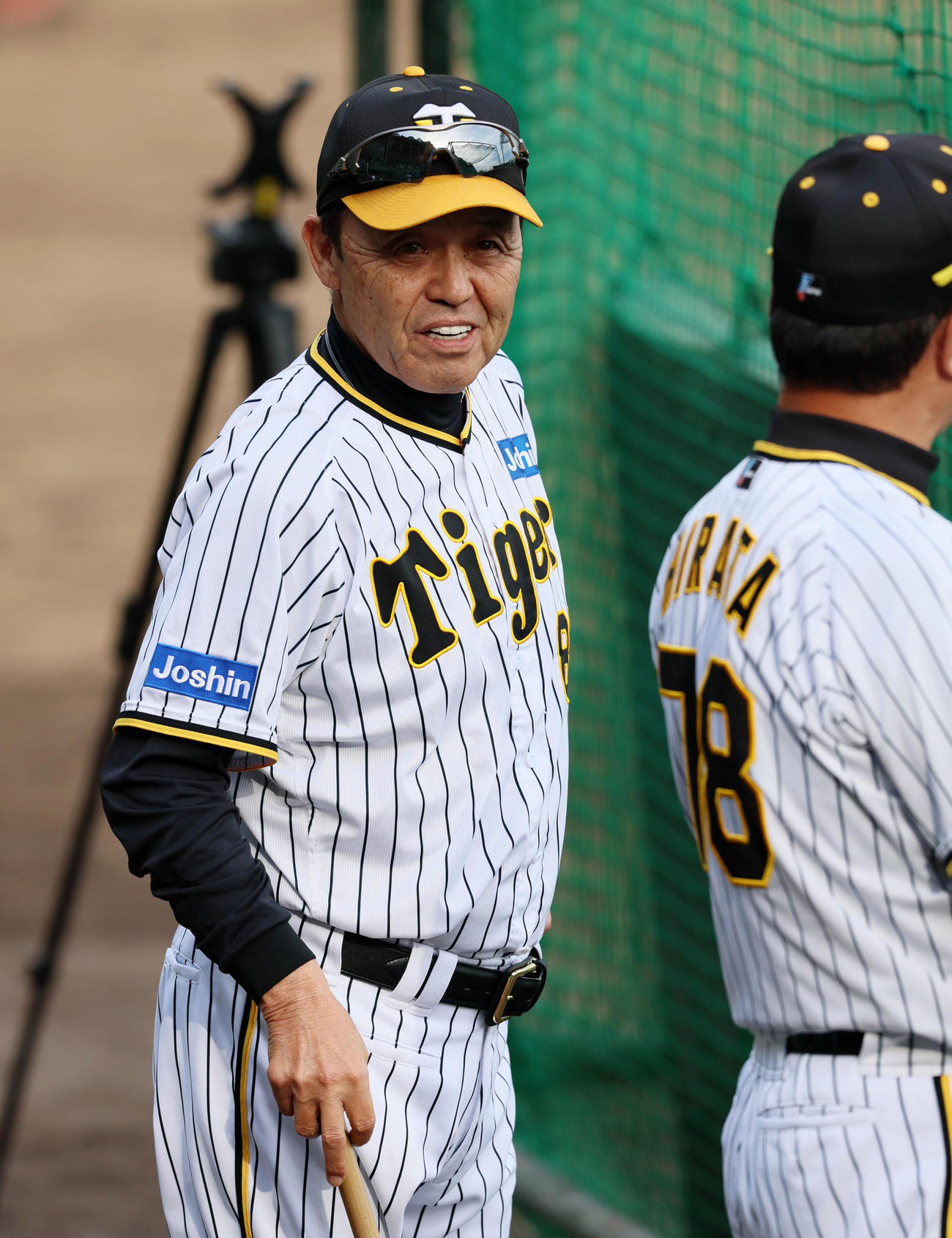 笑顔でナインの練習を見守る岡田監督（撮影・加藤哉）