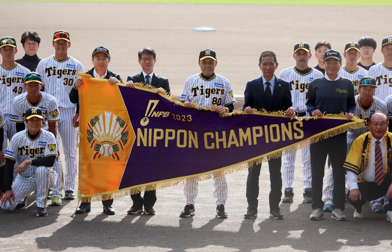日本シリーズ優勝ペナントと記念写真する岡田監督ら（撮影・加藤哉）