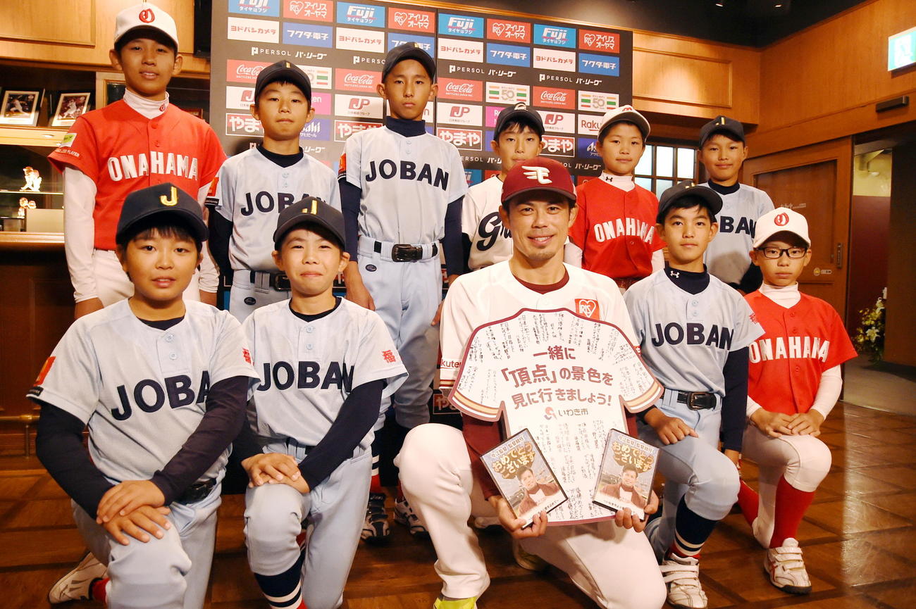 激励に訪れたいわき市の野球少年と記念撮影に納まる今江監督（撮影・山田愛斗）