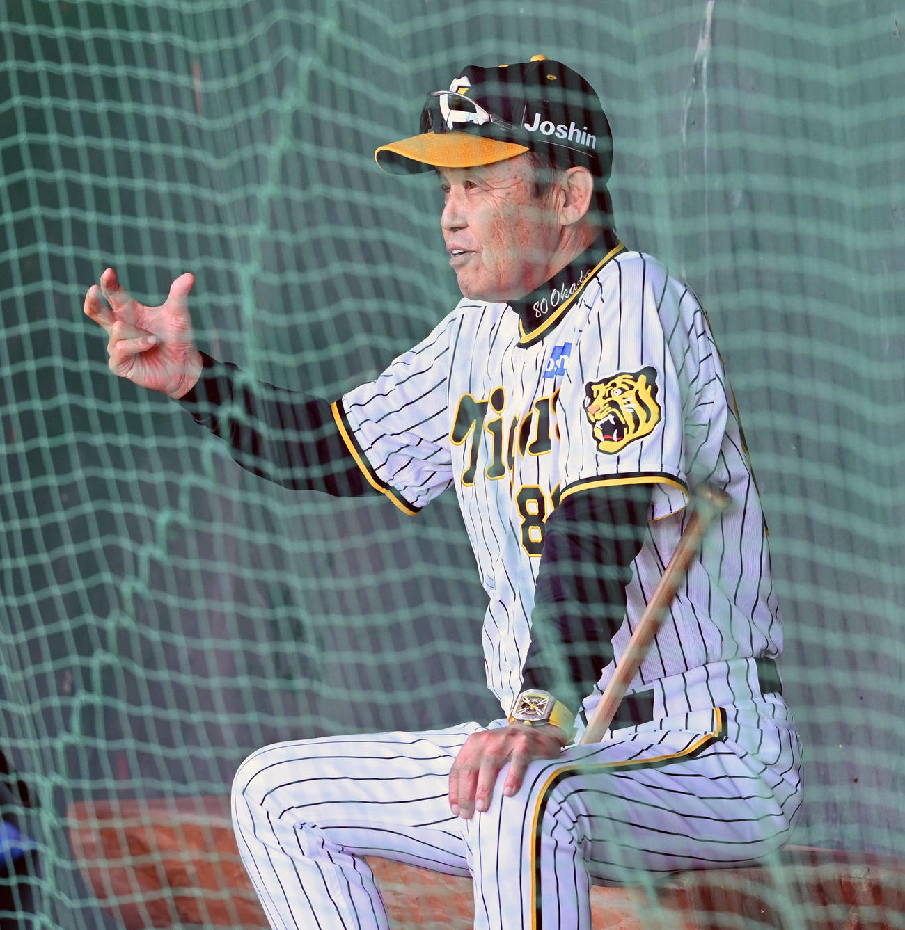 ブルペンで投球練習を見守る岡田監督（撮影・前岡正明）