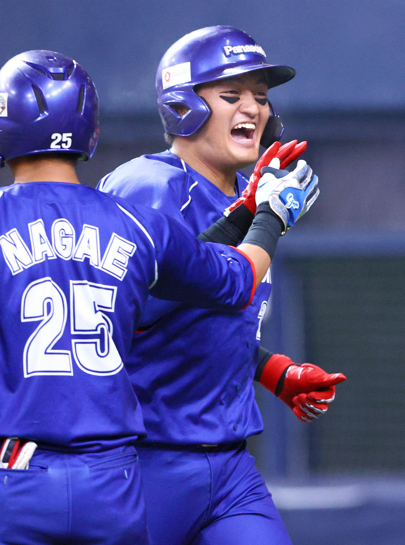 パナソニック対伏木海陸運送　6回表パナソニック1死一、三塁、久保田（右）は左越え3点本塁打を放ち生還し、仲間とハイタッチする（撮影・上山淳一）