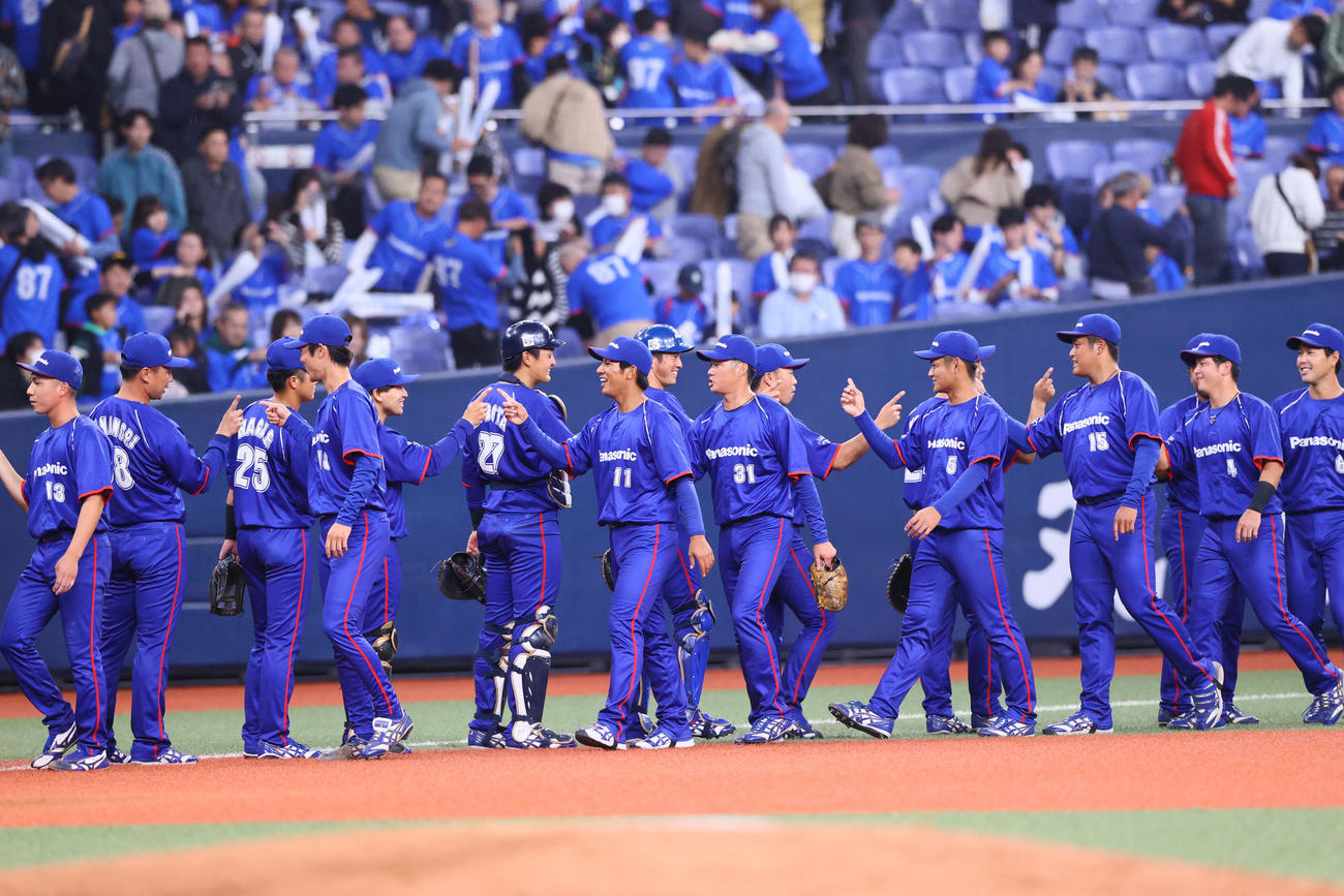 パナソニック対伏木海陸運送　伏木海陸運送に勝利し、喜ぶパナソニックの選手たち（撮影・上山淳一）