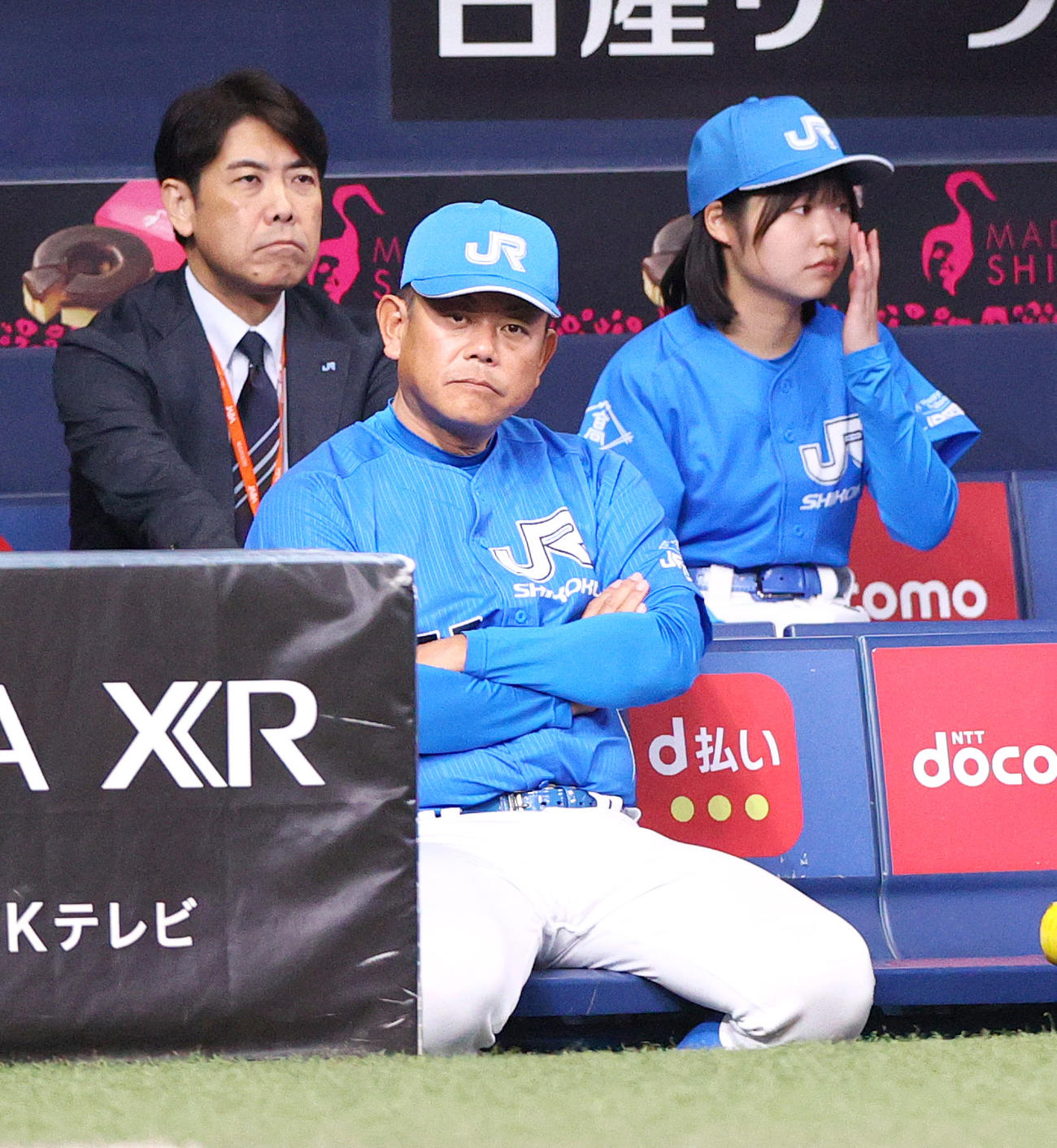 ベンチで戦況を見つめるJR四国の杉山監督（手前）（撮影・上山淳一）