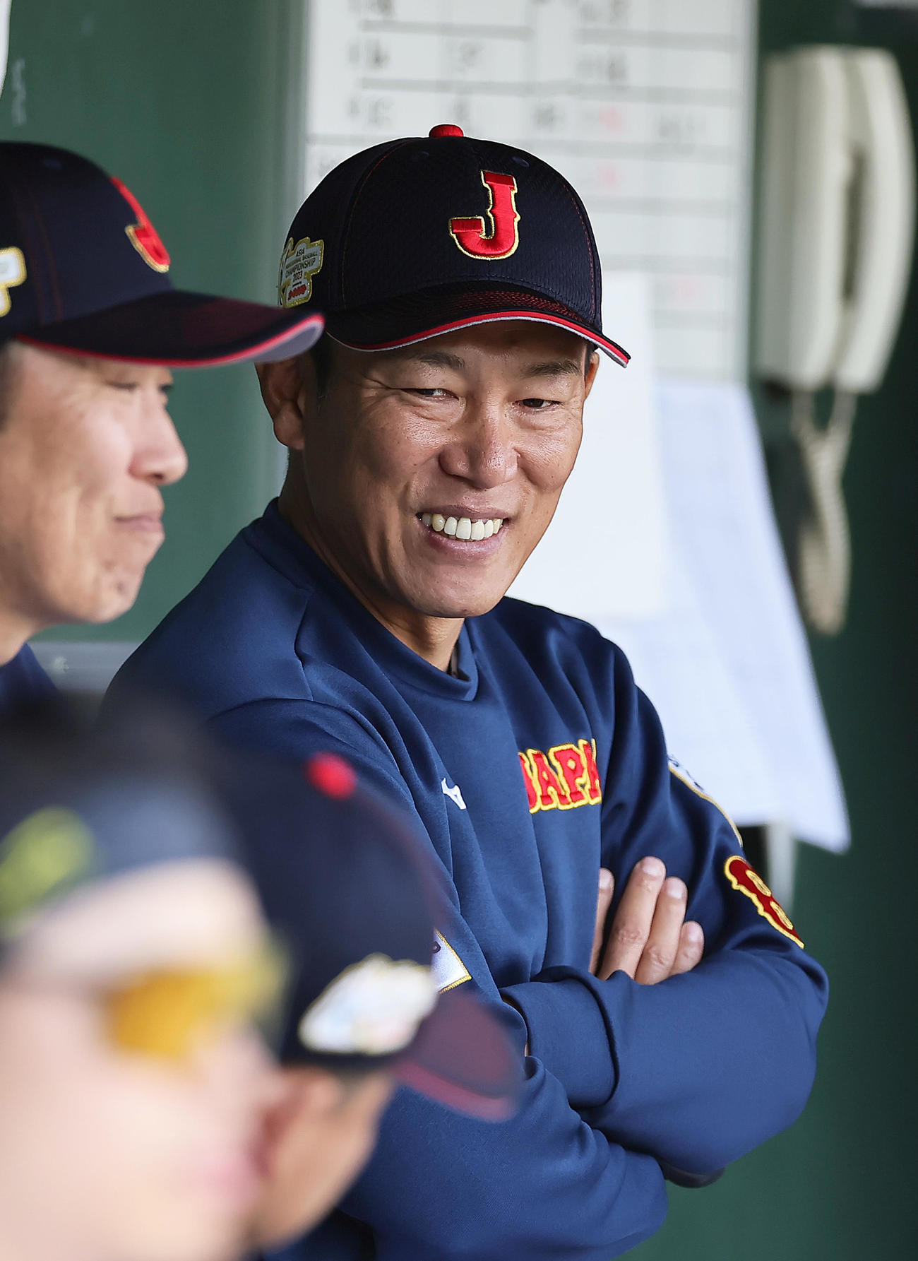 侍ジャパン対広島　ベンチで笑顔を見せる侍ジャパン井端監督（撮影・足立雅史）