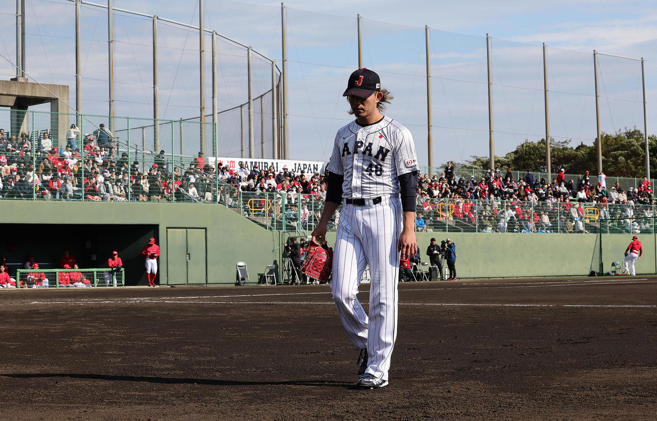 侍ジャパン対広島　3回途中、降板する侍ジャパン先発の今井（撮影・足立雅史）