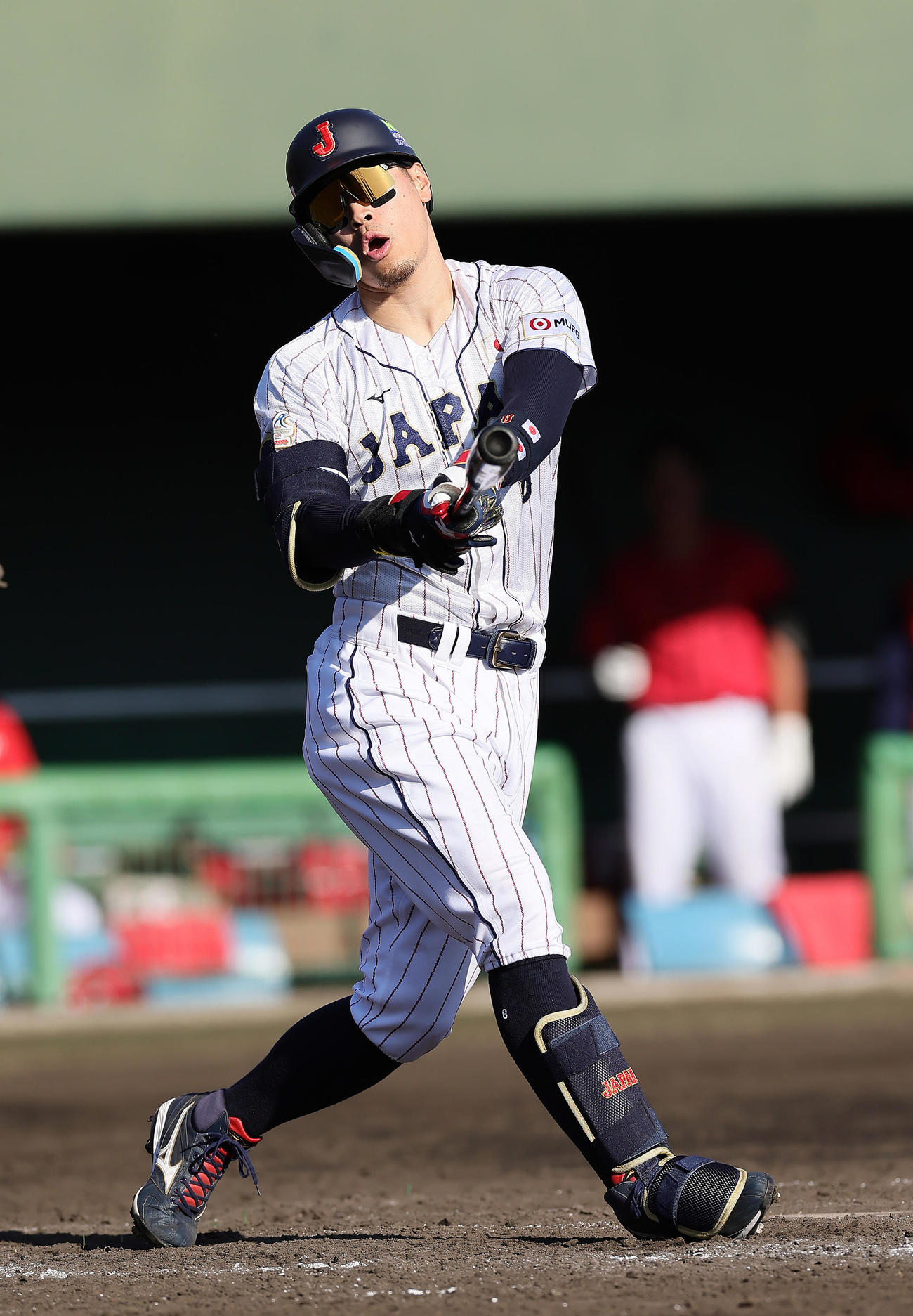 侍ジャパン対広島　5回裏侍ジャパン2死一、二塁、空振り三振に倒れた佐藤輝（撮影・足立雅史）