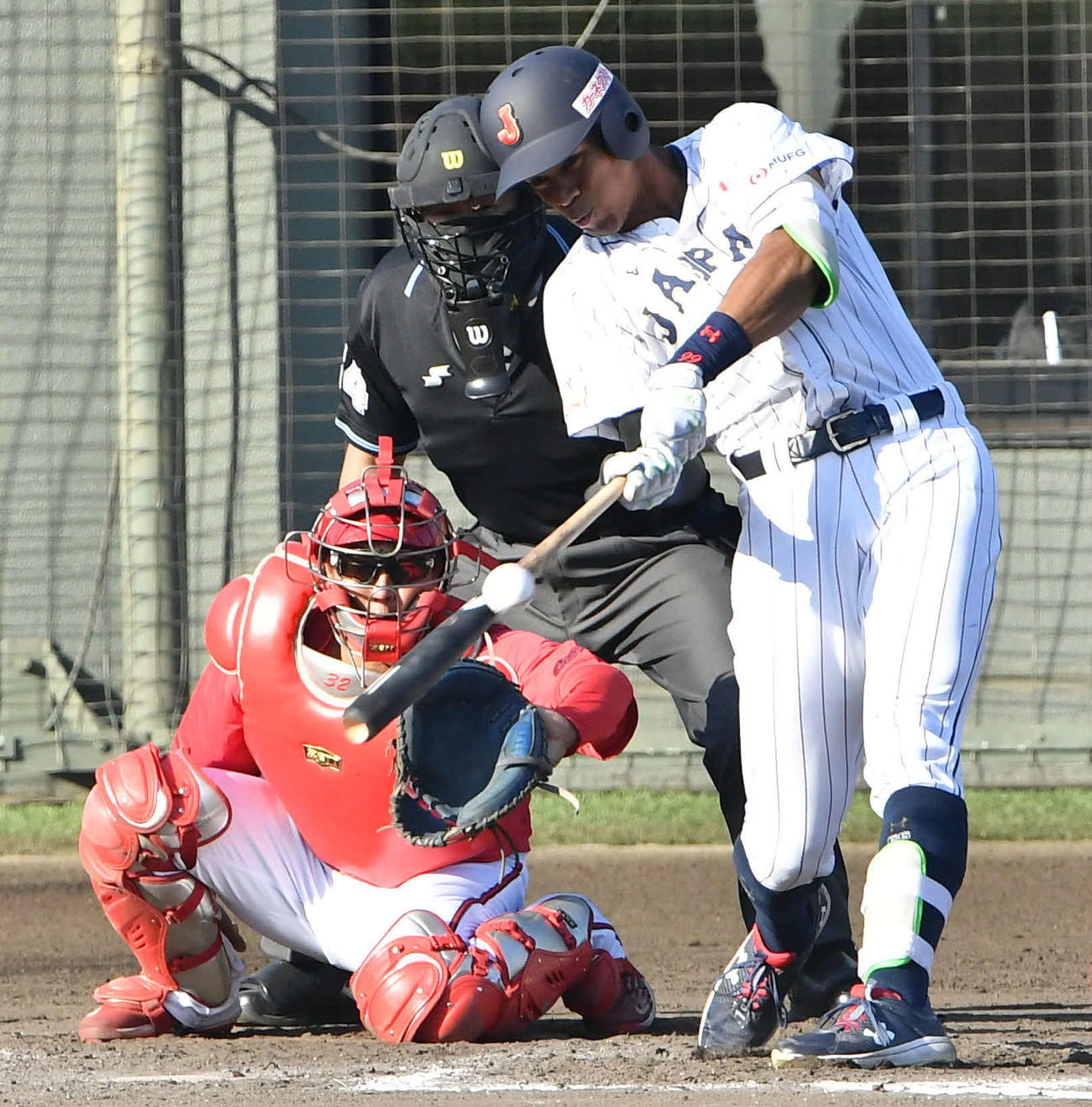 侍ジャパン対広島　6回裏侍ジャパン2死二塁、万波は同点の左前適時打を放つ（撮影・岩下翔太）