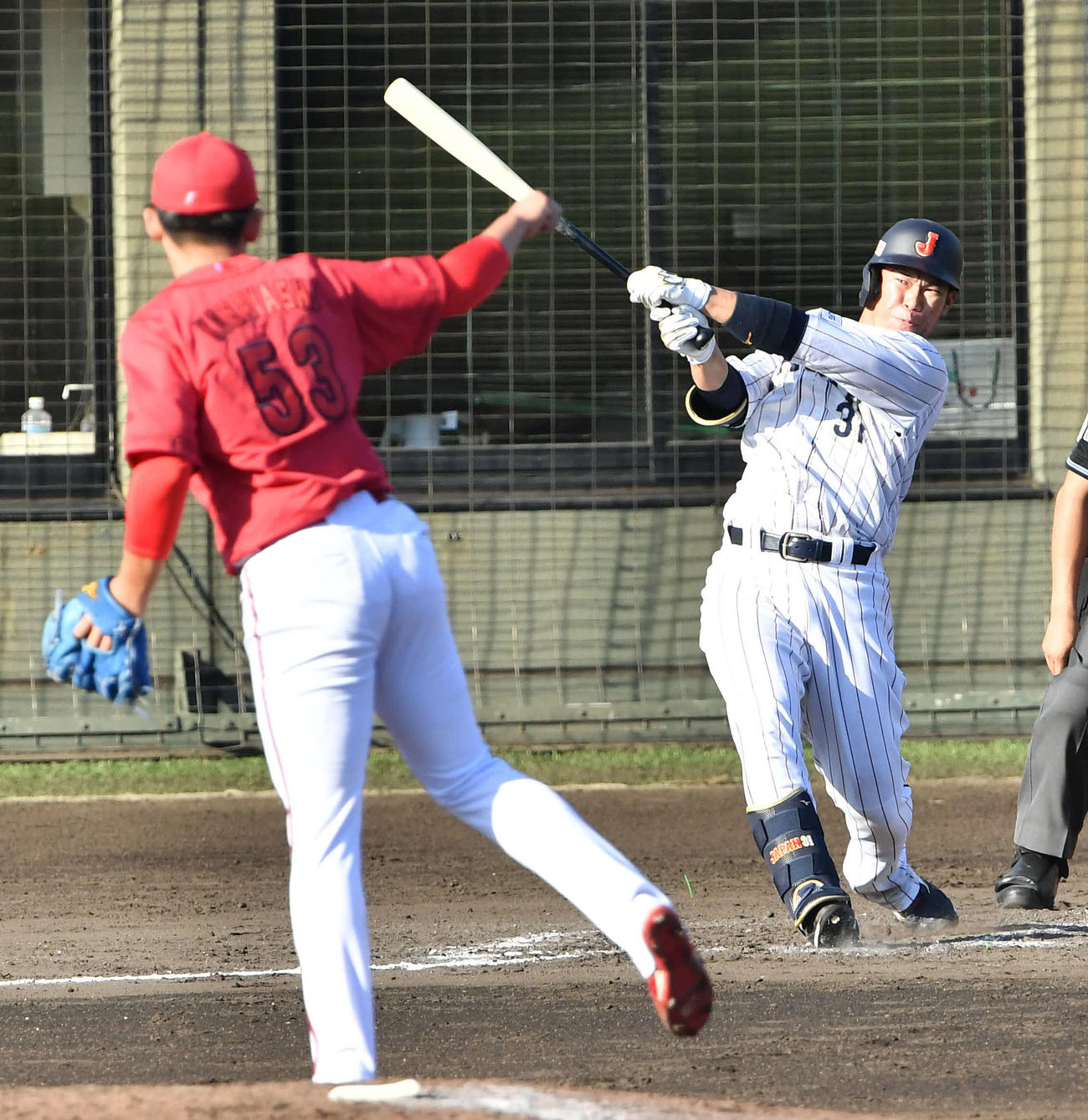 侍ジャパン対広島　6回裏侍ジャパン2死二塁、坂倉は勝ち越しの右前適時打を放つ（撮影・岩下翔太）