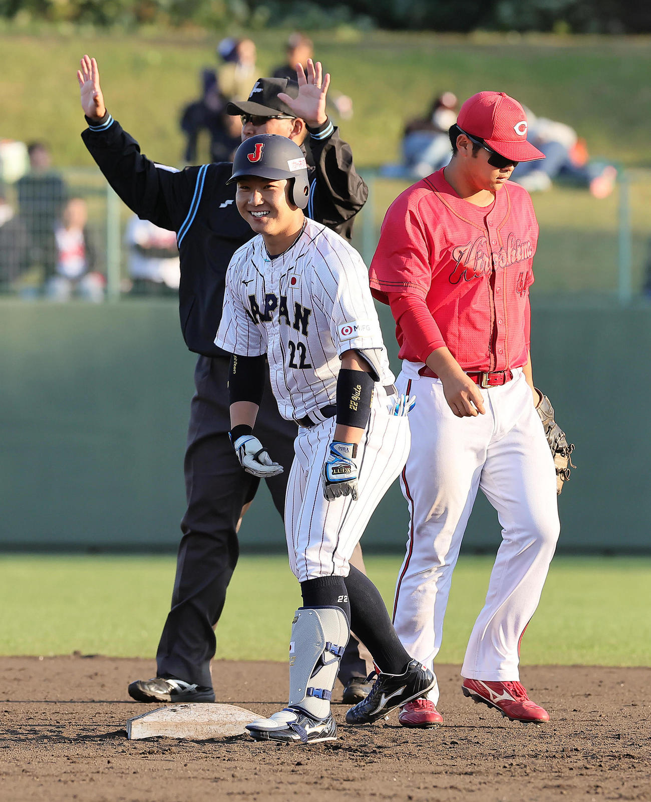 侍ジャパン対広島　9回裏侍ジャパン1死、代打古賀（左）は二塁打を放ち笑顔を見せる（撮影・足立雅史）