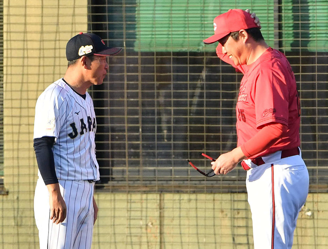 侍ジャパン対広島　試合後、広島新井監督（右）と話す侍ジャパン井端監督（撮影・岩下翔太）