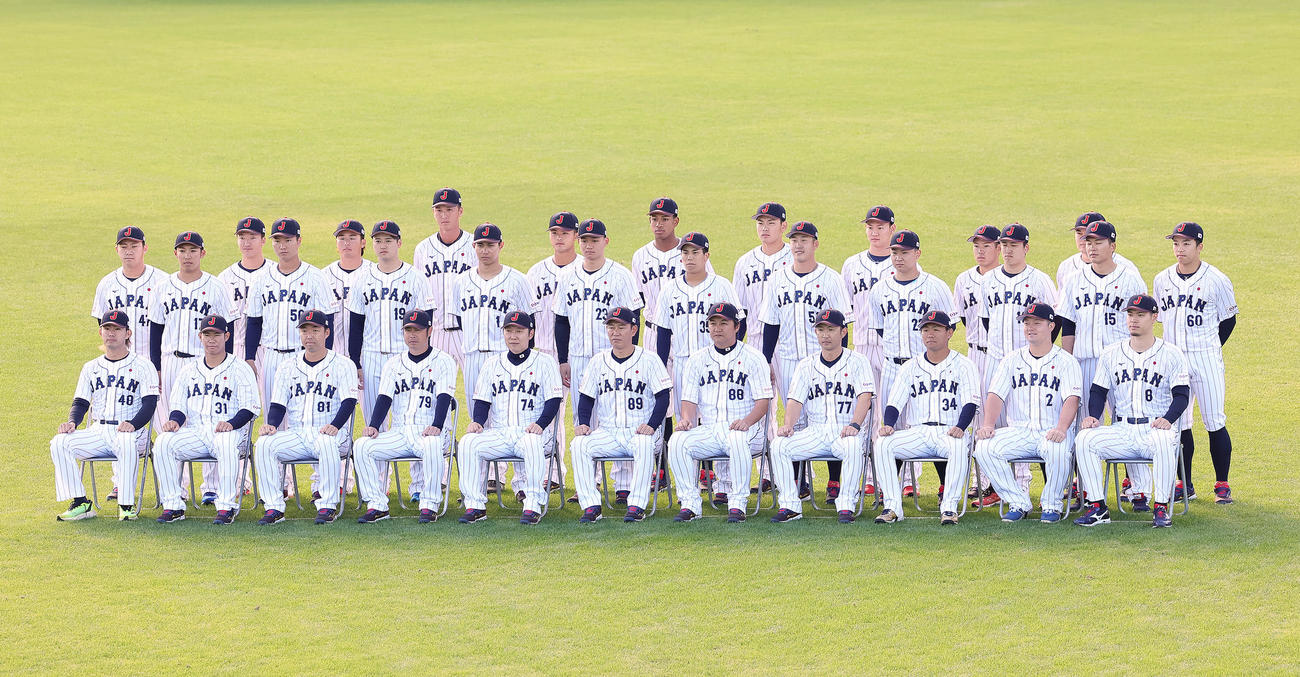 集合写真撮影に臨む侍ジャパン（撮影・足立雅史）