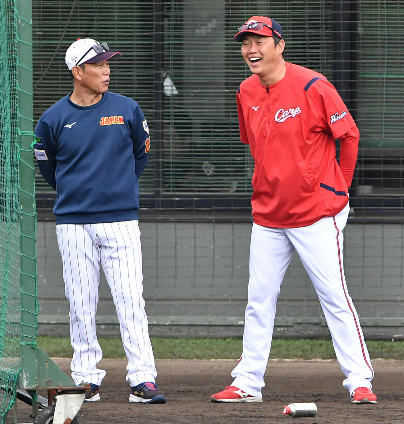 侍ジャパン対広島　試合前、広島新井監督（右）と話す侍ジャパン井端監督（撮影・岩下翔太）