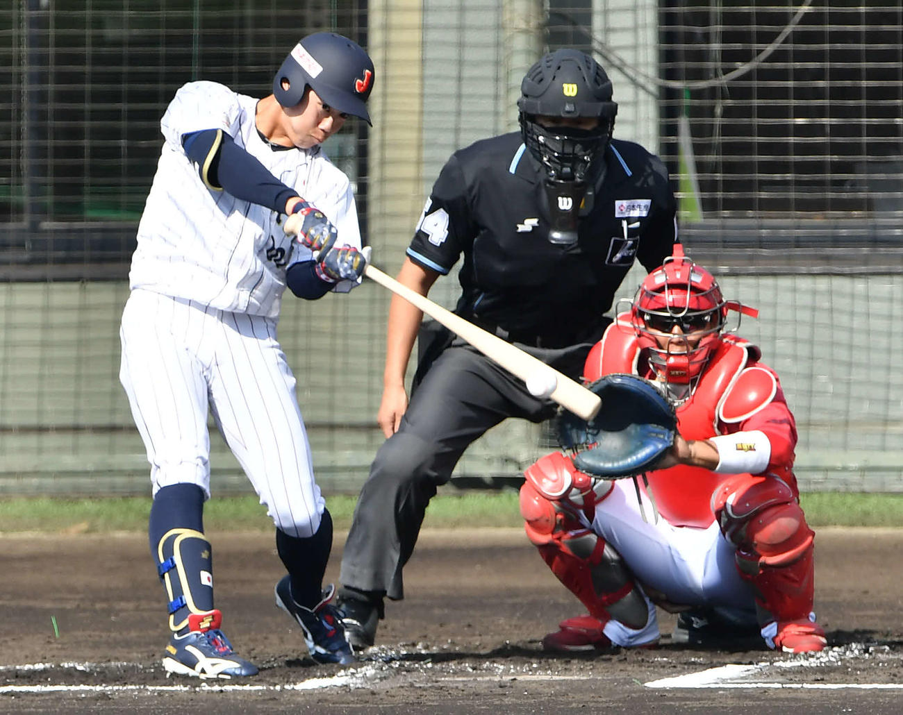 侍ジャパン対広島　1回裏侍ジャパン1死、岡林は右前安打を放つ（撮影・岩下翔太）