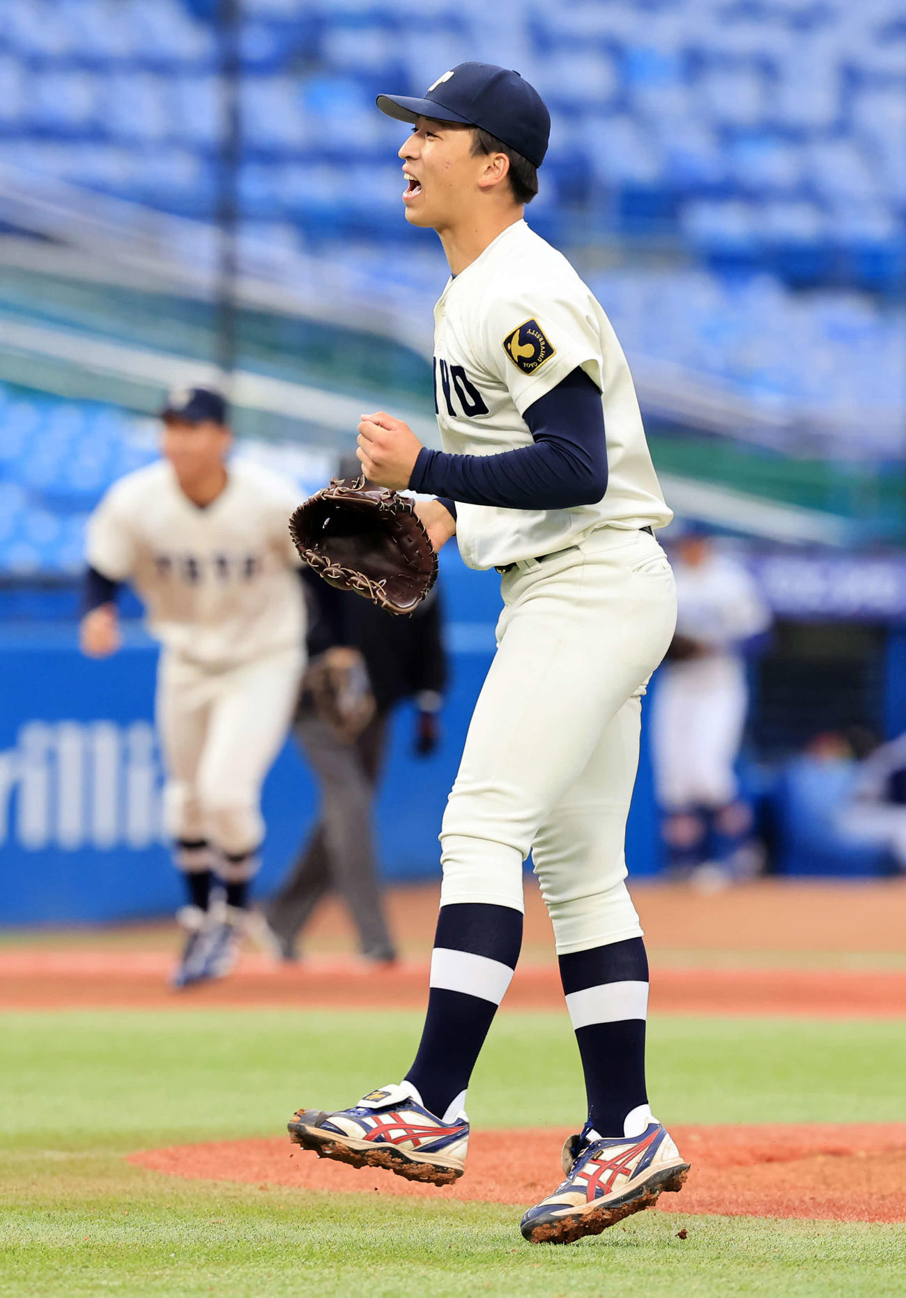 駒大対東洋大　1回表駒大2死一、三塁、大森を三振に仕留めてピンチを脱し、雄たけびを上げてガッツポーズする細野（撮影・浅見桂子）