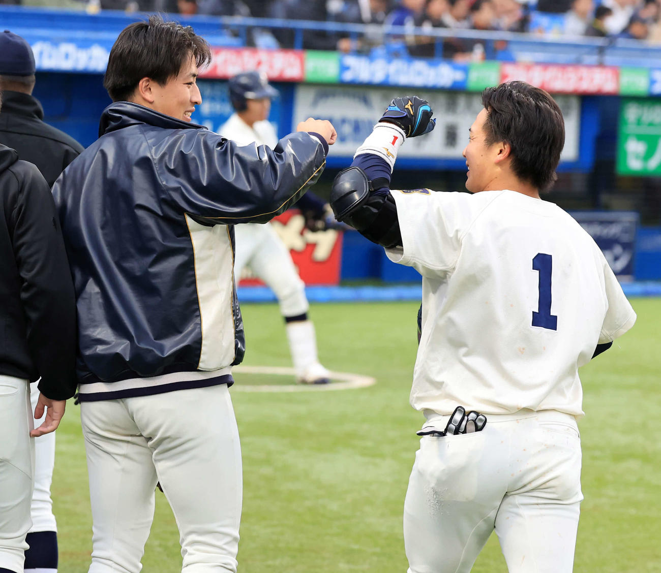 駒大対東洋大　1回裏東洋大無死、水谷（右）が先頭打者本塁打を放ち、笑顔でグータッチする細野（撮影・浅見桂子）