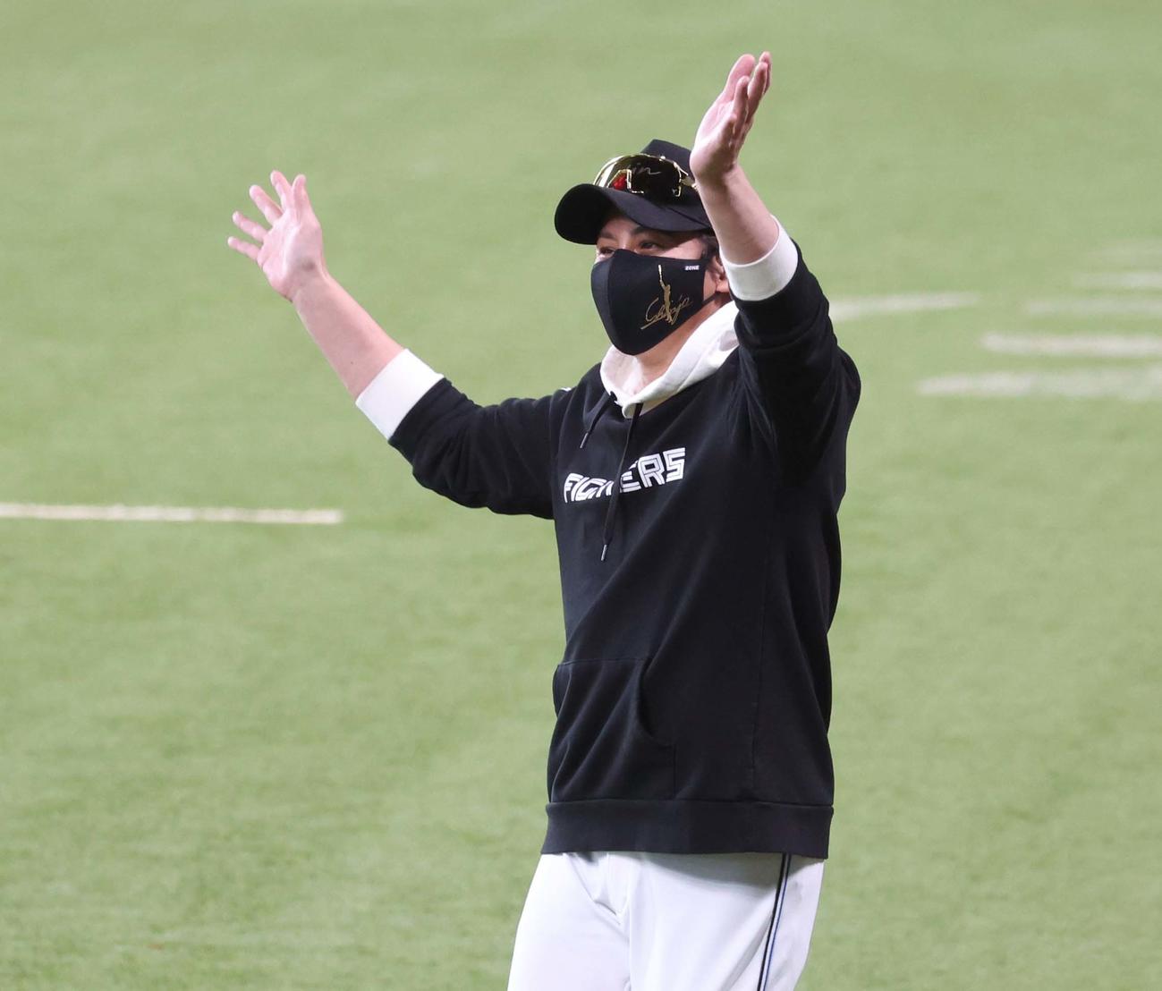スタンドに手を振る新庄監督（撮影・黒川智章）