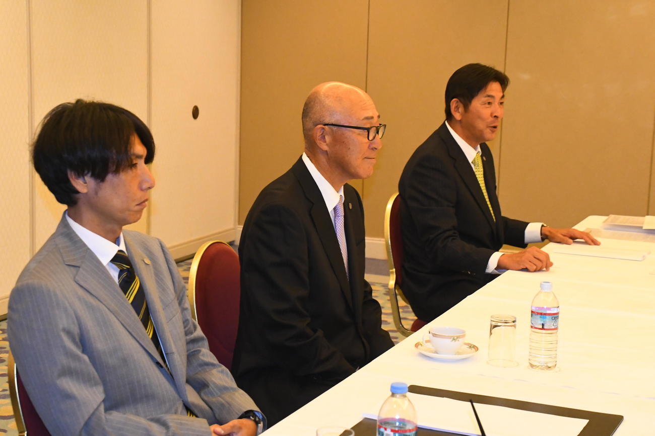 仮契約交渉に臨む、左から阪神渡辺スカウト、畑山統括スカウト、宮脇編成ディレクター（撮影・中野椋）