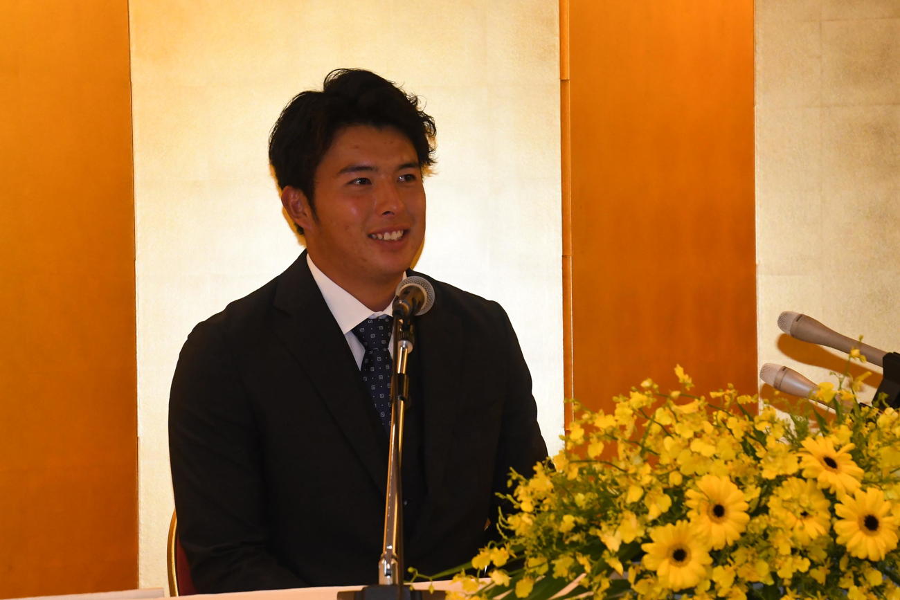 仮契約交渉を終え、会見に臨む阪神ドラフト2位の椎葉剛（撮影・中野椋）