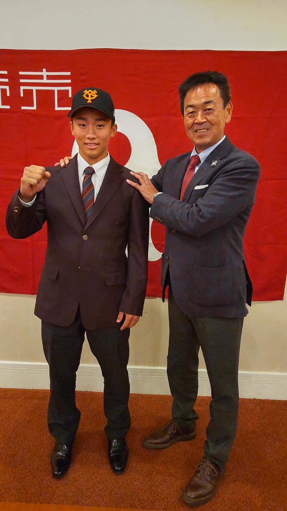 笑顔を見せる旭川明成・千葉隆広（左）と巨人水野スカウト部長（球団提供）