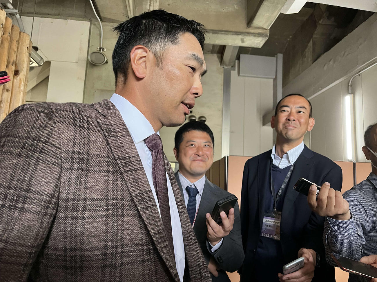 草薙球場で囲み取材に応じる阿部監督