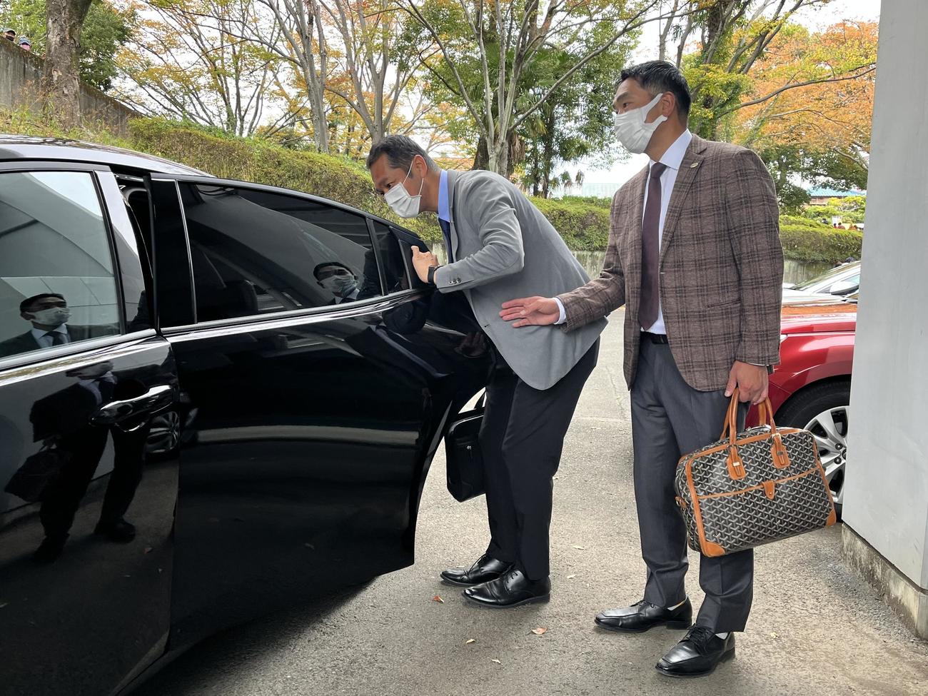 草薙球場を後にする阿部監督
