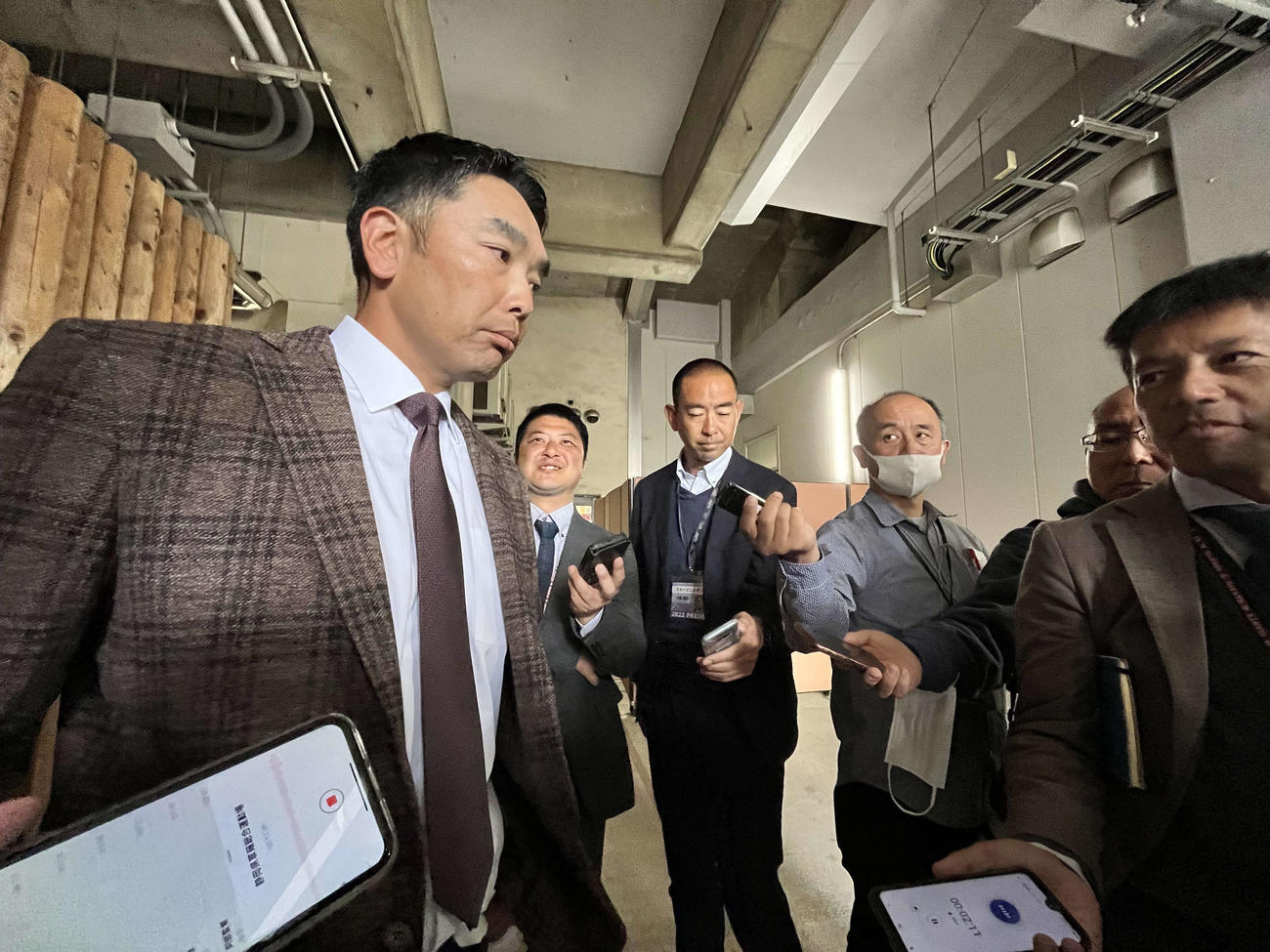 草薙球場で囲み取材に応じる阿部監督