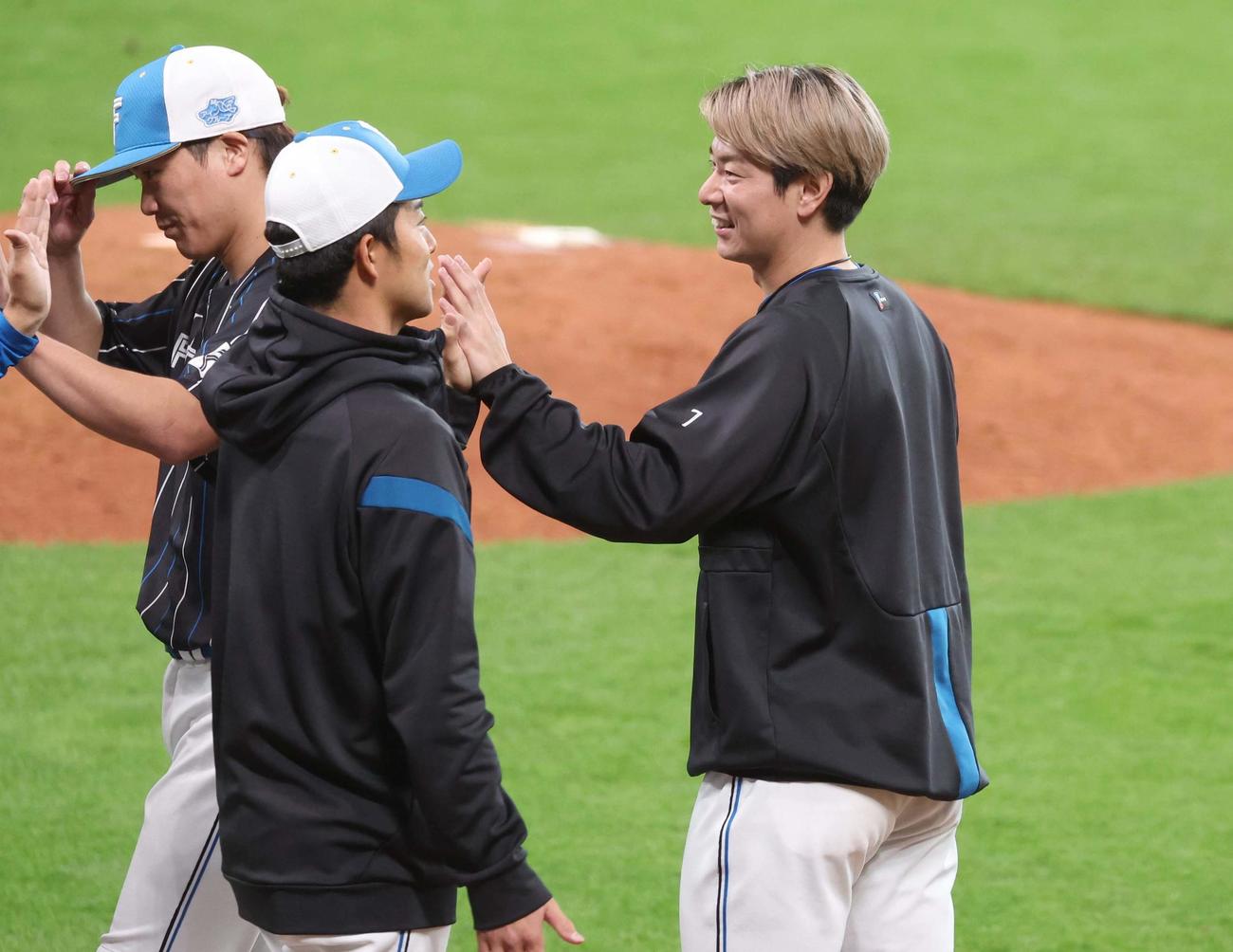 秋季キャンプを終え選手、コーチとハイタッチする松本剛（撮影・黒川智章）