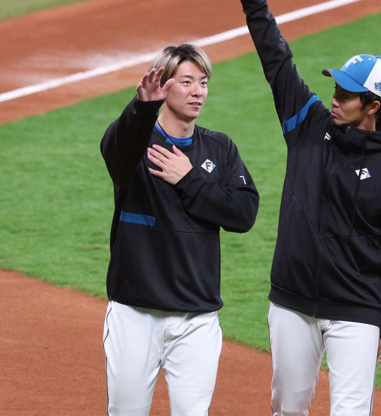 秋季キャンプを終えスタンドの観客に手を振る松本剛（撮影・黒川智章）