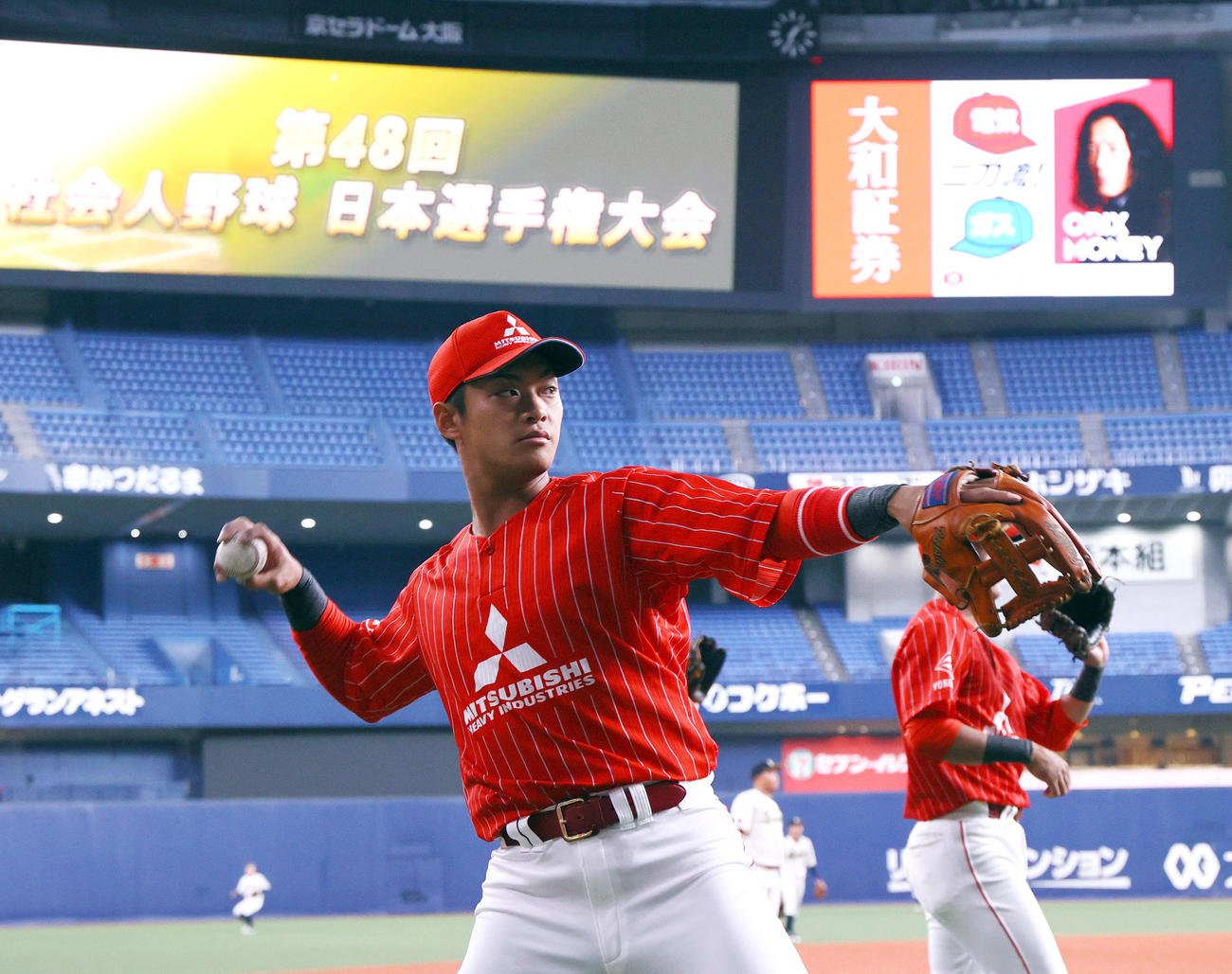 三菱重工East対西濃運輸　試合を前にキャッチボールする三菱重工East津田（撮影・上山淳一）