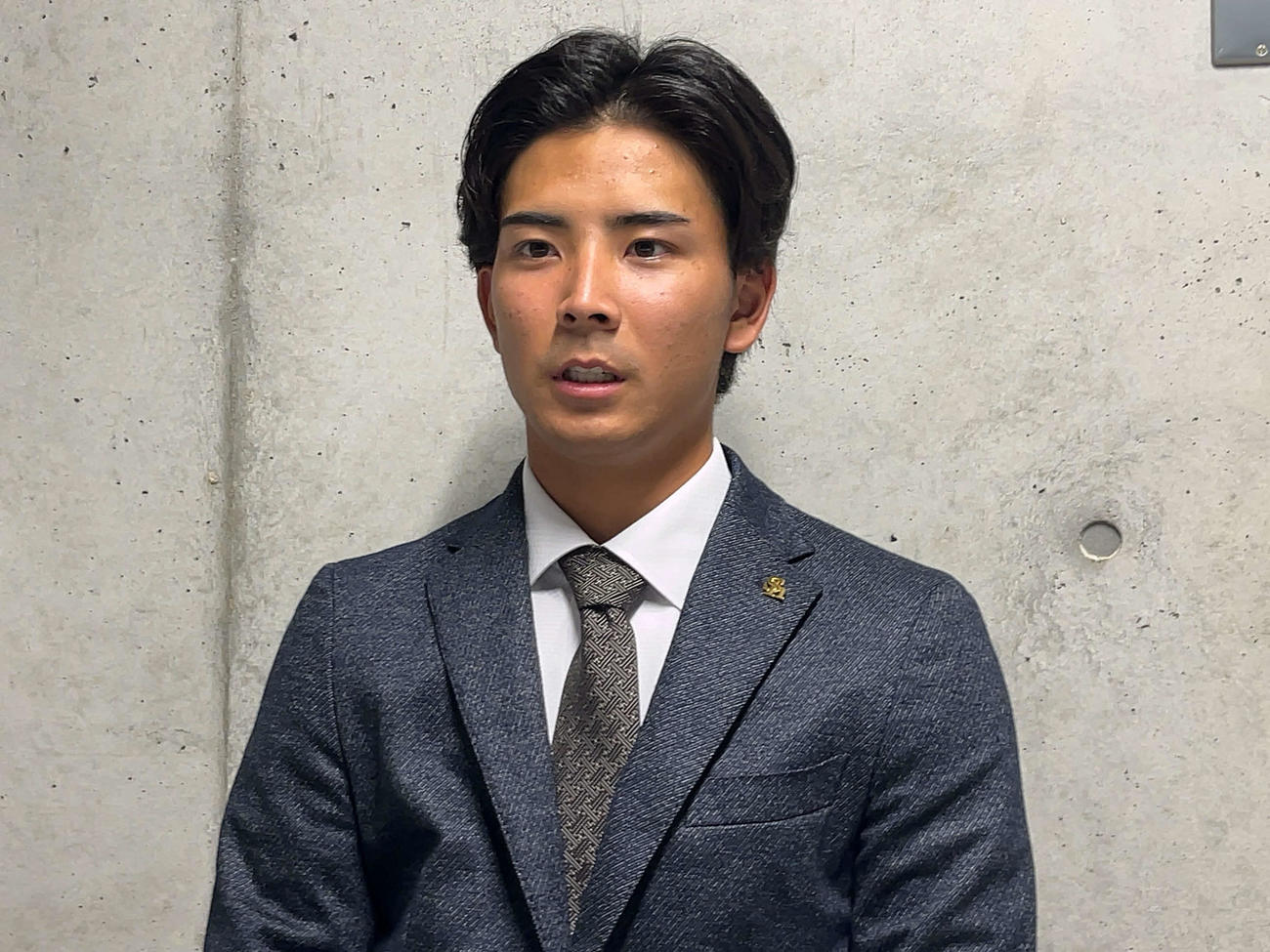 契約更改を終え、オンライン取材に応じる大野（球団提供）