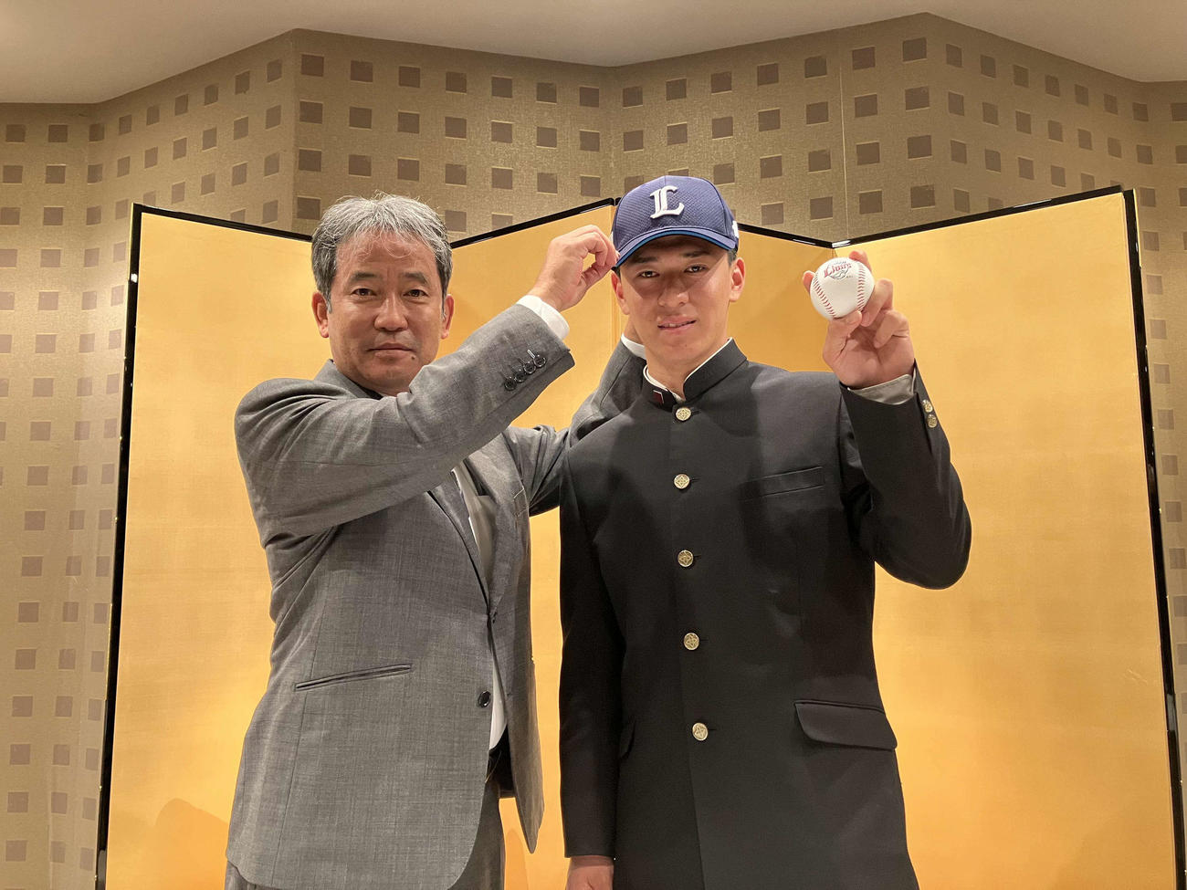 西武と仮契約を結んだ横浜・杉山遙希投手（右）（写真は球団提供）