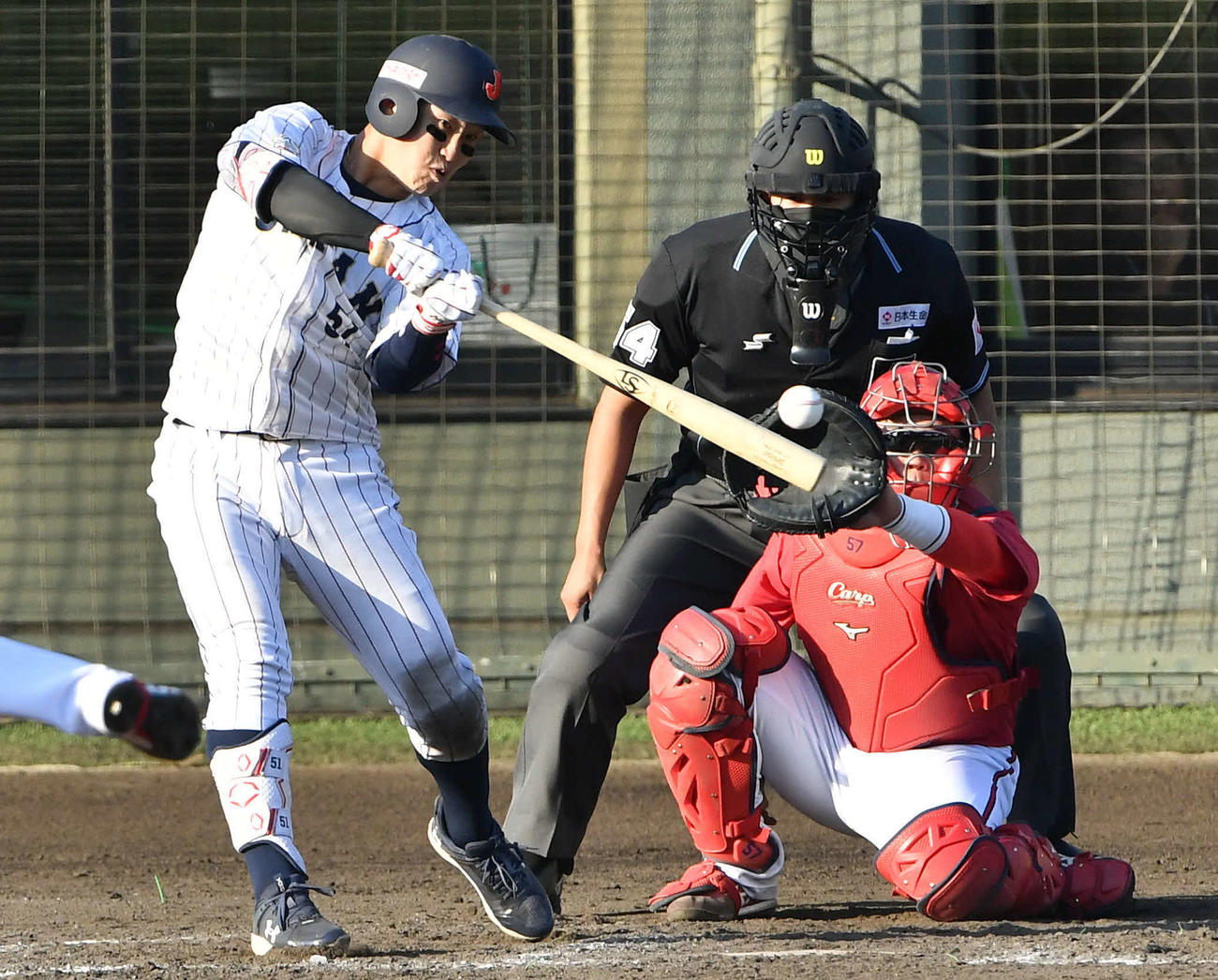 侍ジャパン対広島　8回裏侍ジャパン無死、小園は左前安打を放つ（撮影・岩下翔太）