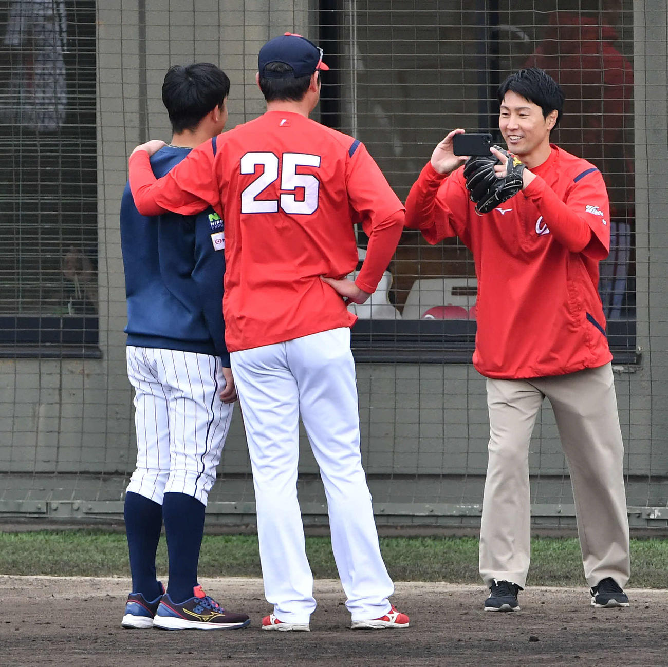 侍ジャパン対広島　試合前、侍ジャパン小園（左）と記念撮影をする広島新井監督（撮影・岩下翔太）