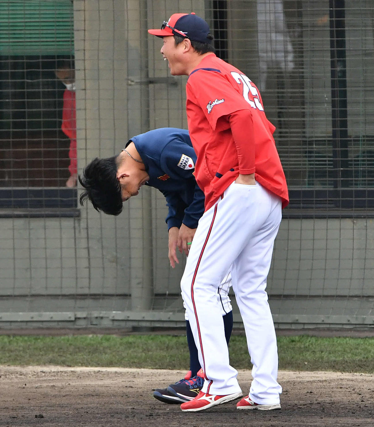 侍ジャパン対広島　試合前、広島新井監督（右）と談笑する侍ジャパン小園（撮影・岩下翔太）