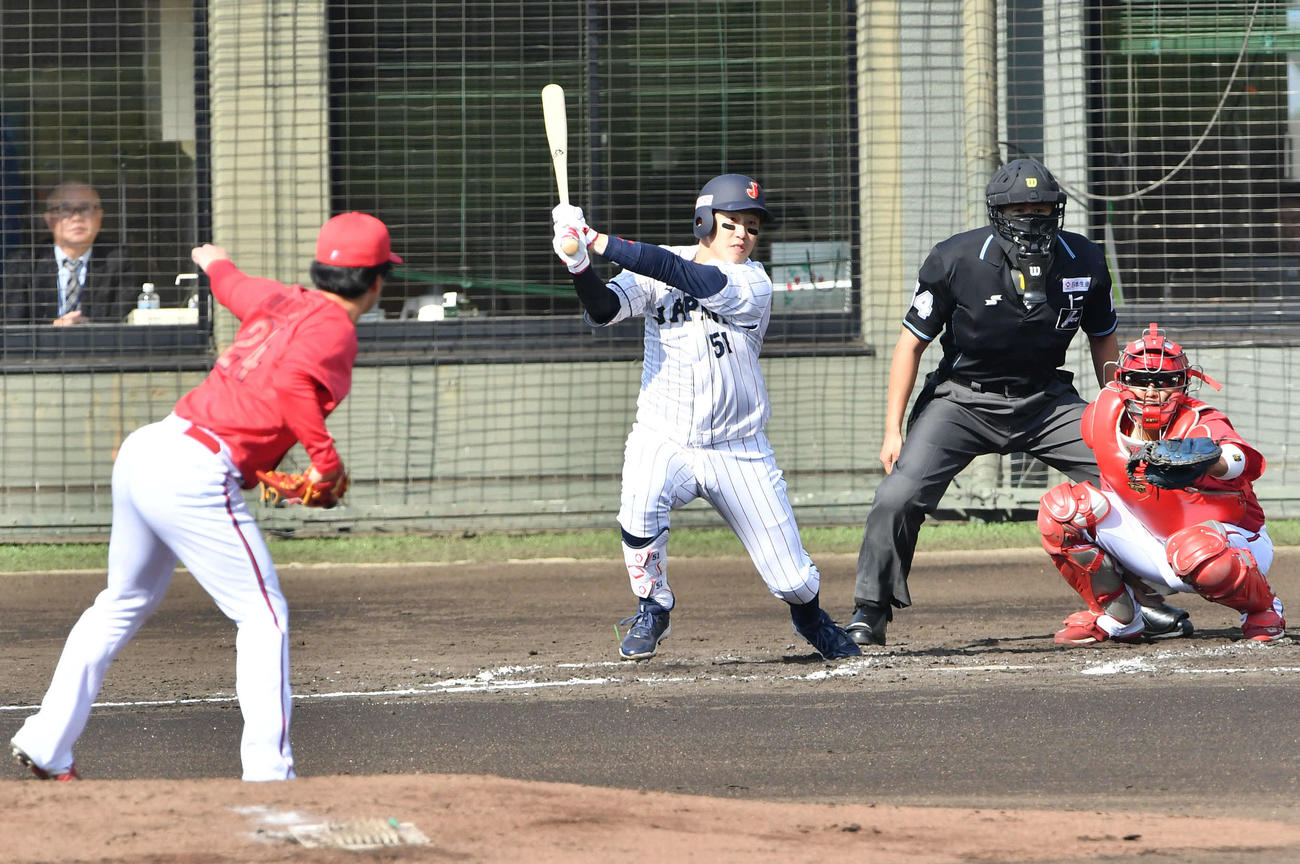 侍ジャパン対広島　2回裏侍ジャパン無死一塁、小園は左前安打を放つ（撮影・岩下翔太）