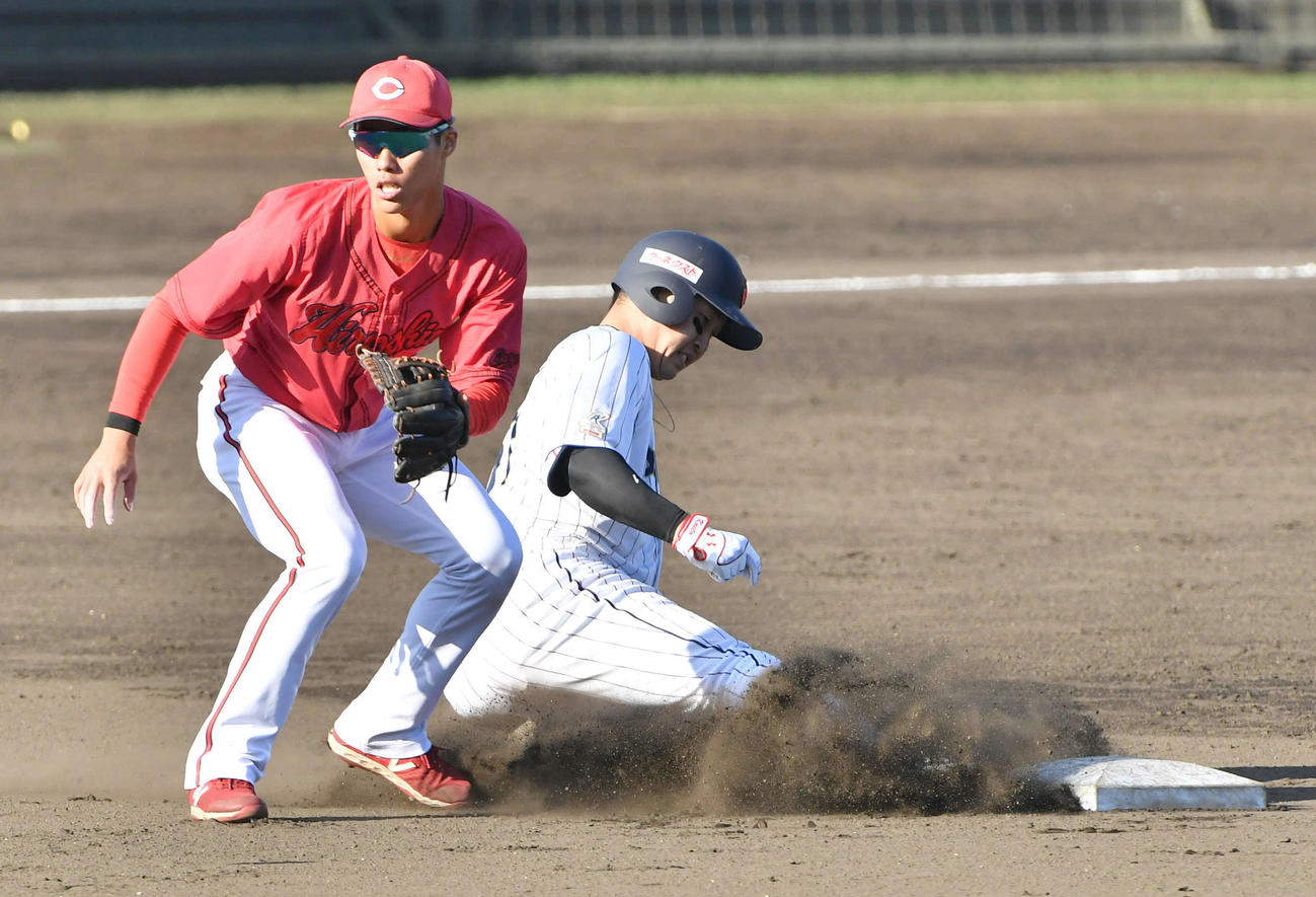 侍ジャパン対広島　6回裏侍ジャパン2死、右二塁打で出塁する小園（撮影・岩下翔太）