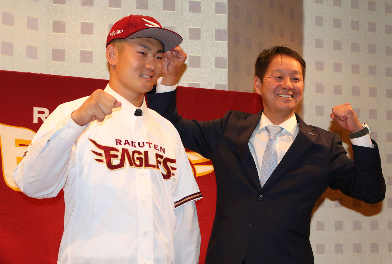 神奈川県内のホテルで楽天と契約合意し、部坂俊之スカウトと記念撮影するドラフト3位の東海大菅生・日当直喜投手（左）（撮影・木下大輔）