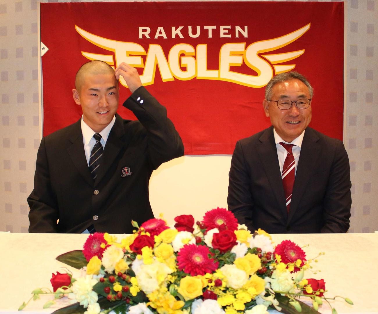神奈川県内のホテルで楽天と契約合意したドラフト3位の東海大菅生・日当直喜投手（右は後関昌彦スカウト部長）（撮影・木下大輔）