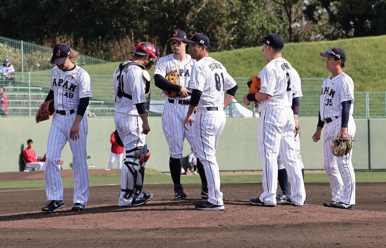侍ジャパン対広島　3回途中、降板する侍ジャパン先発の今井（左端）（撮影・足立雅史）