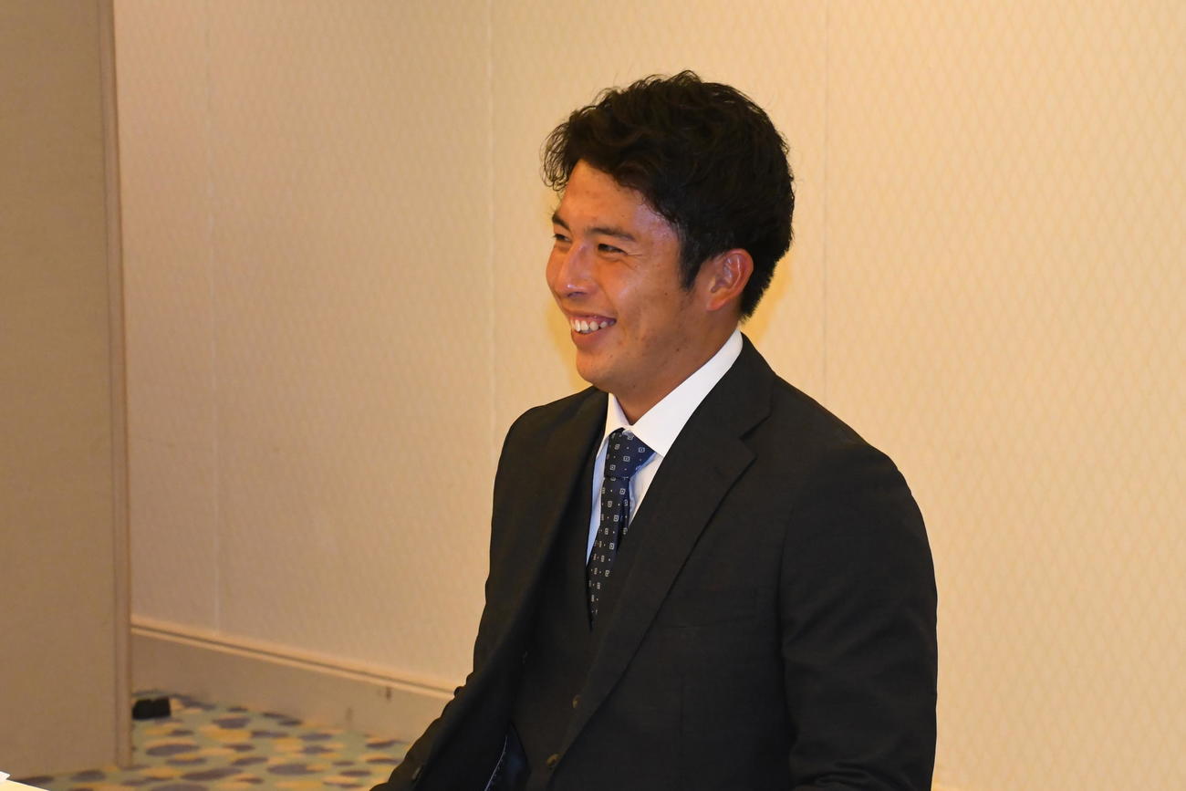 仮契約交渉に臨む阪神ドラフト2位の椎葉剛（撮影・中野椋）