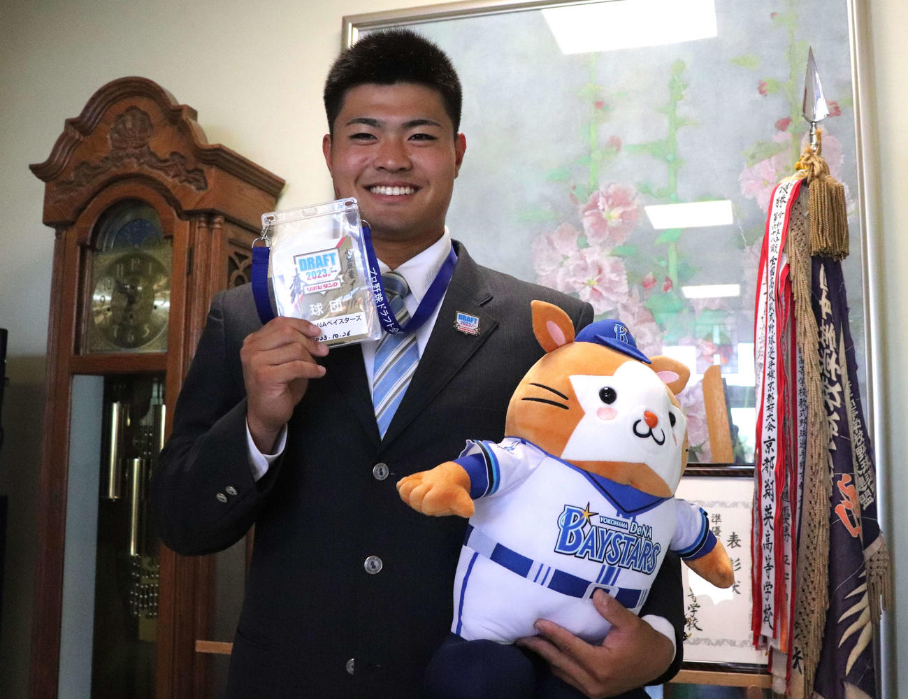 DB．スターマンのぬいぐるみとドラフトIDパスを手に笑顔を見せるDeNA育成3位の京都翔英・小笠原